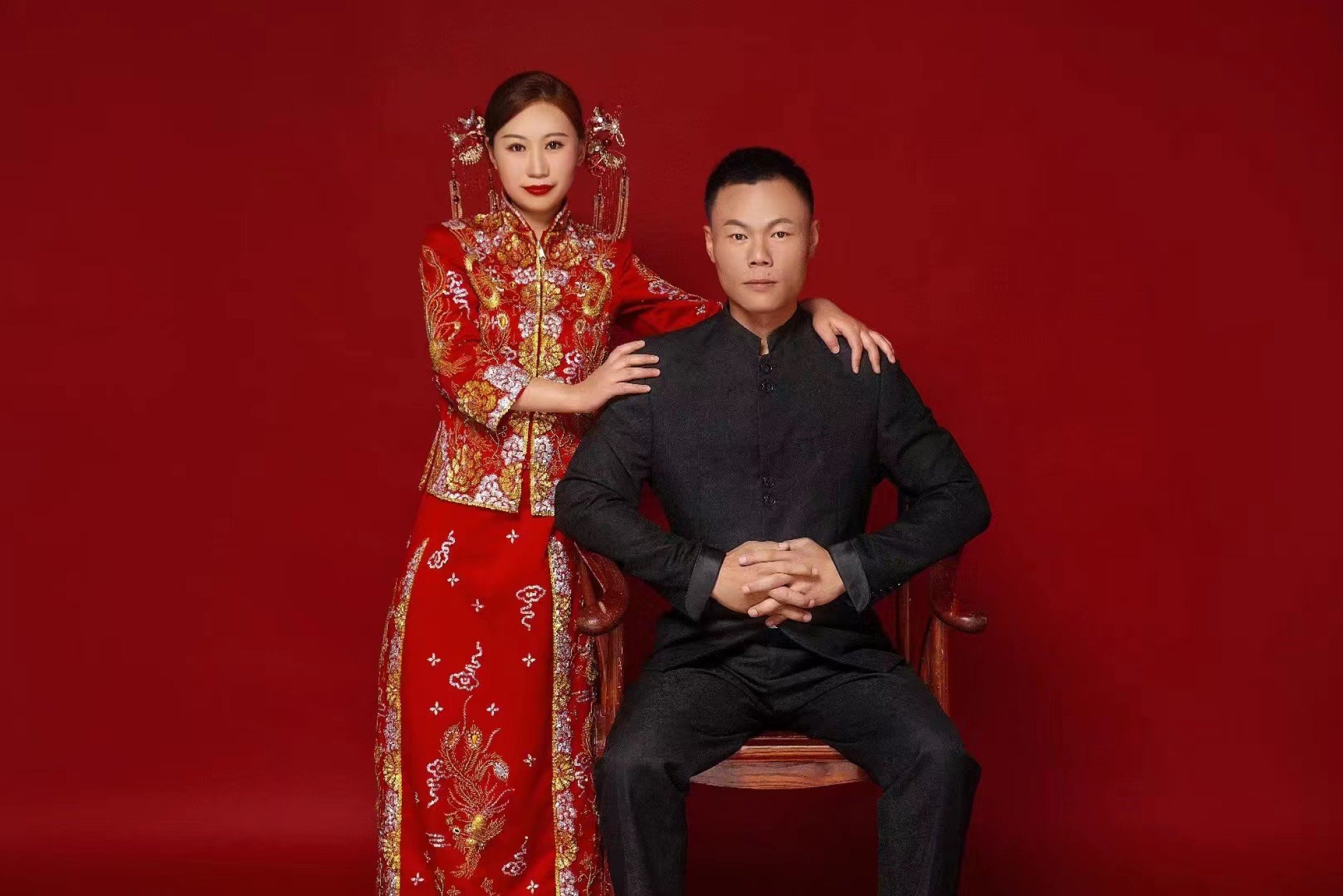 Kong (left) can now stand for short periods with support. She posed with Zhang for belated wedding photos in 2020. Photo: Zhang Mingrong.