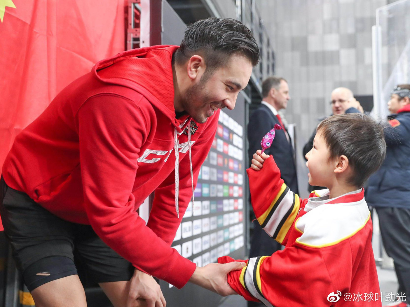 Chinese ice hockey team captain Brandon Yip (left) talks to a young fan at the Beijing Winter Olympic Games at the Capital Indoor Stadium. Photo: Weibo / Ye Jinguang   