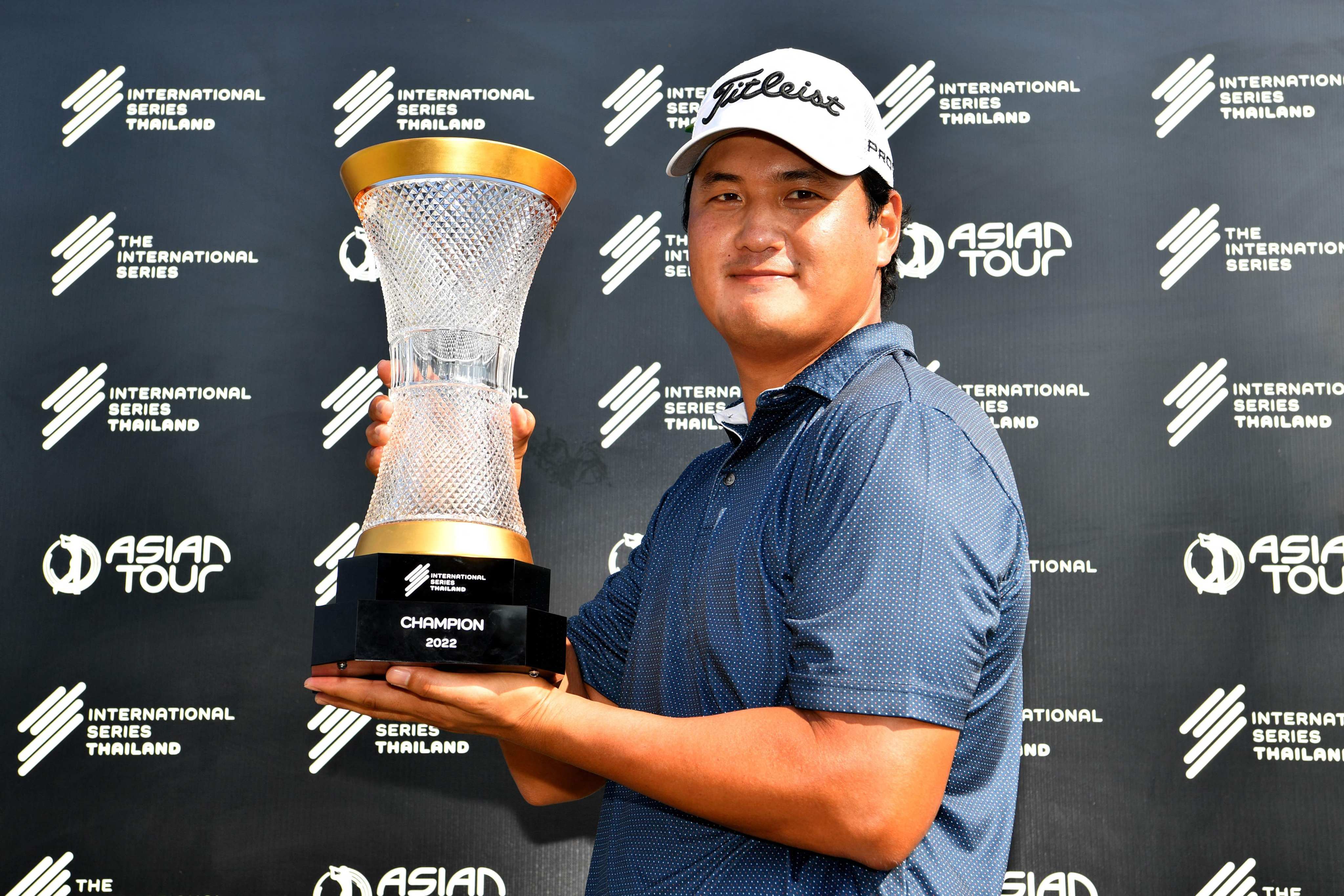 American Sihwan Kim shows off the trophy after winning the International Series Thailand tournanent on the Asian Tour. Photo: Asian Tour