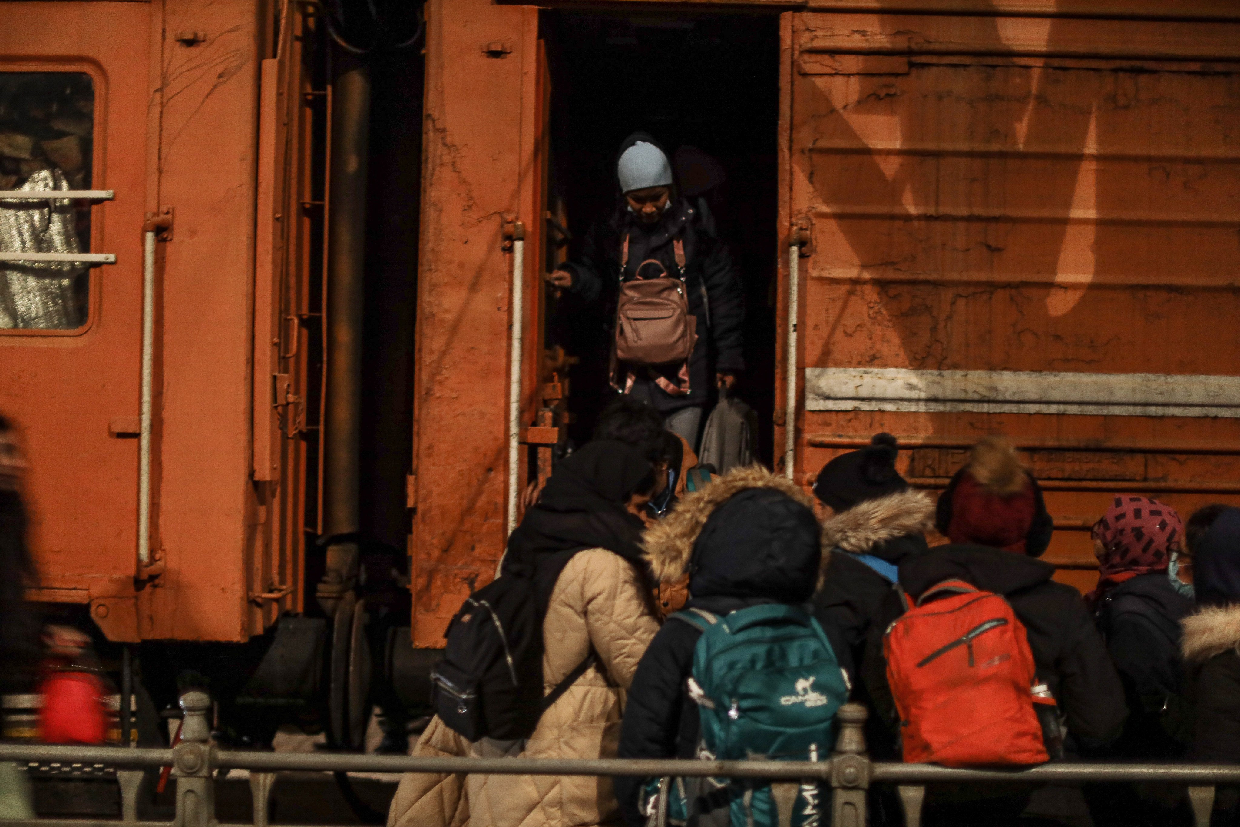 A group of Indian exchange students disembark a train from Kharkiv at the Lviv-Holovnyi railway station in Lviv, Ukraine, on Thursday, March 3, 2022. Photo: Bloomberg