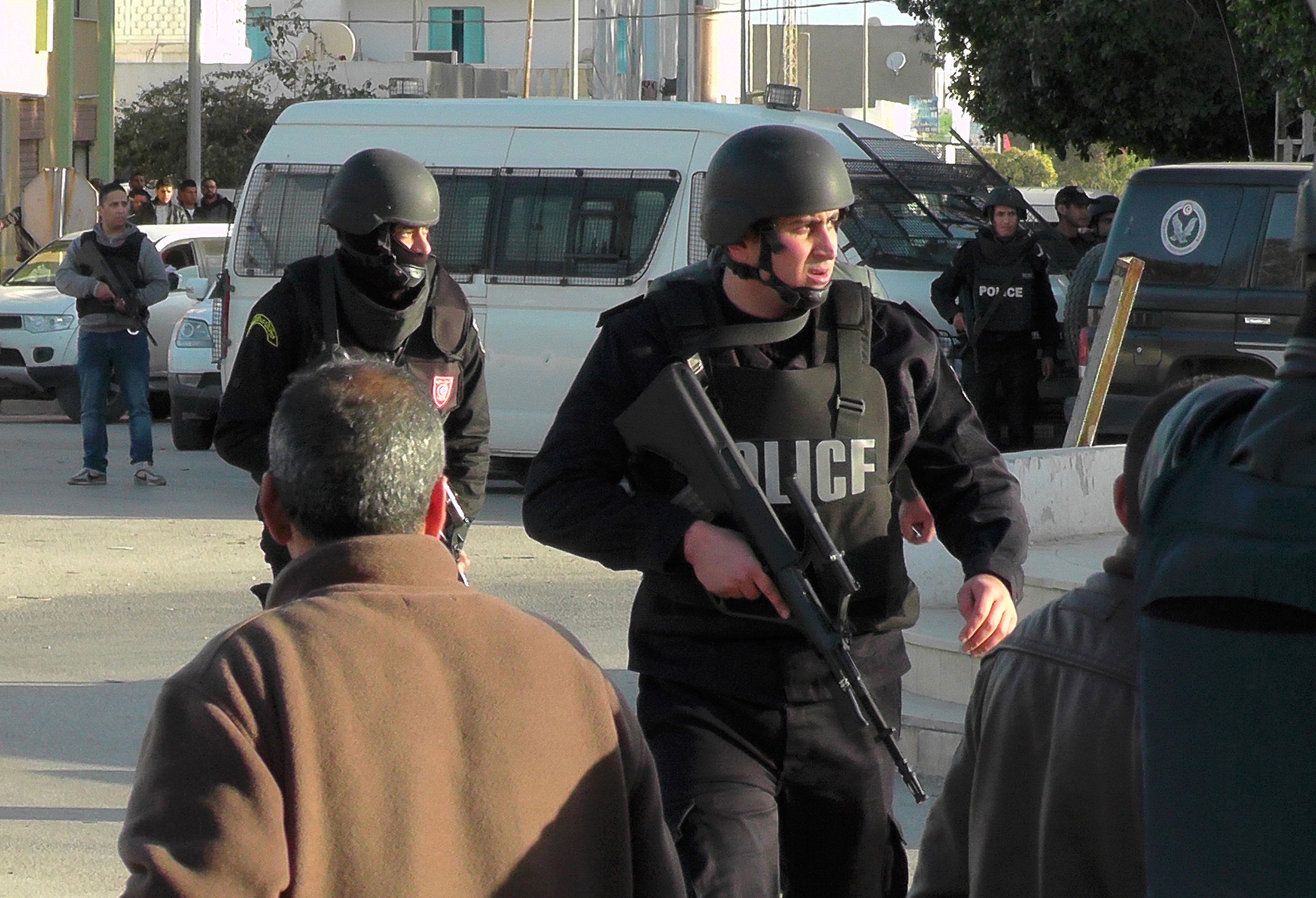 Tunisian police officers take positions during fighting with Islamic State group militants in Ben Guerdane, Tunisia in March 2016. Photo: AP
