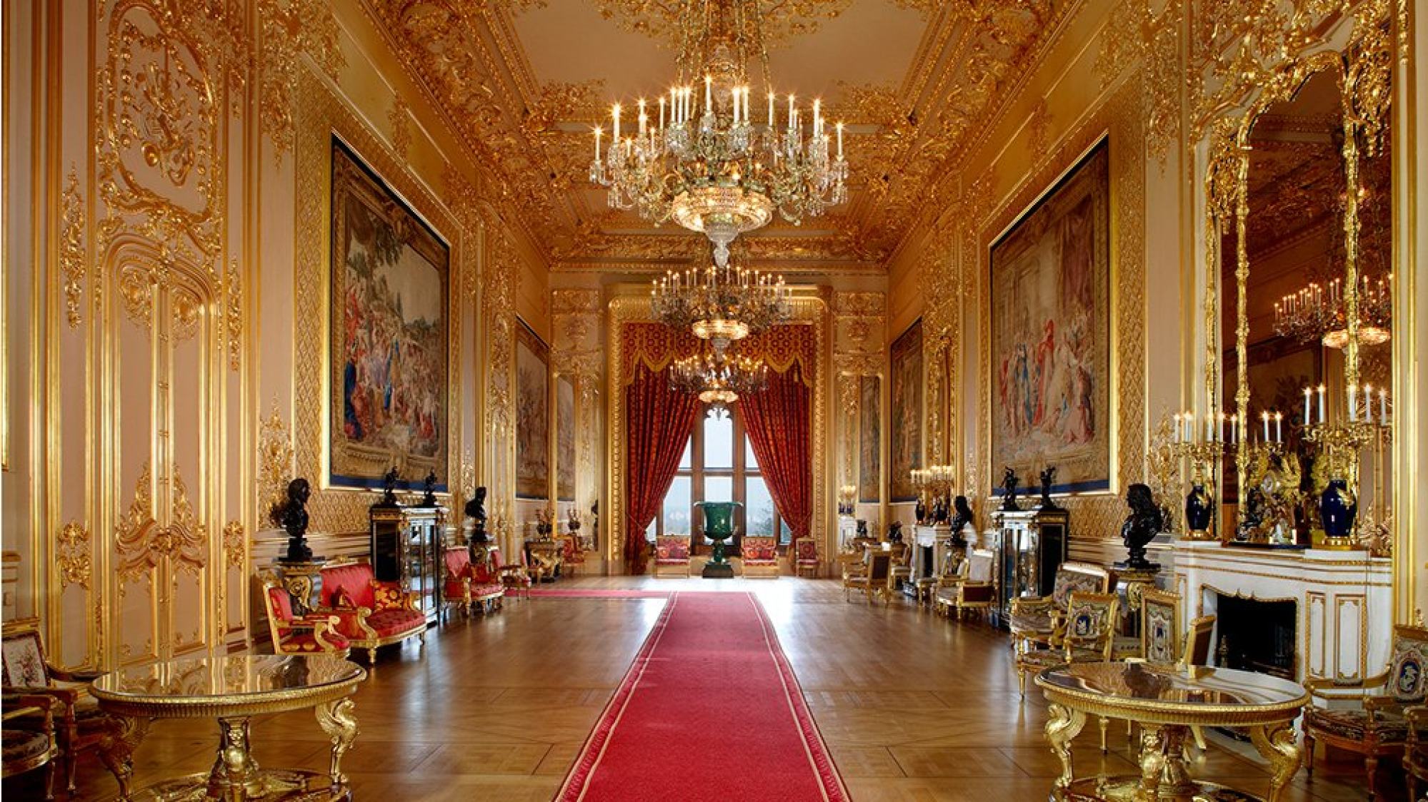 The queen s throne collection. Букингемский дворец бальный зал. Букингемский дворец галерея королевы. Букингемский дворец спальня королевы. Замок Елизаветы 2 Букингемский дворец.