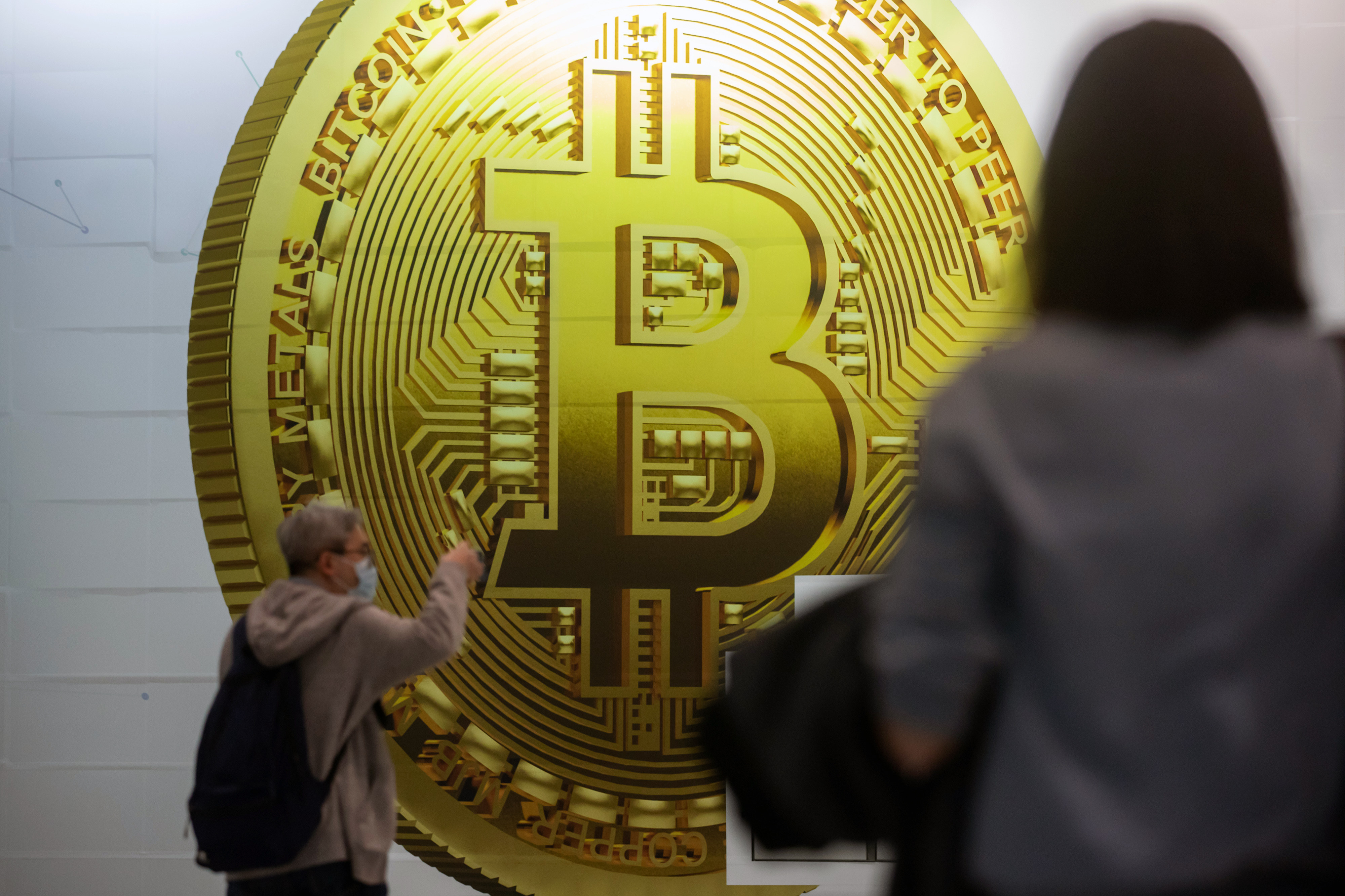 An advertisement displays a Bitcoin cryptocurrency token at a subway station in Hong Kong, China, on Thursday, Feb. 10, 2022. Photo: Bloomberg 