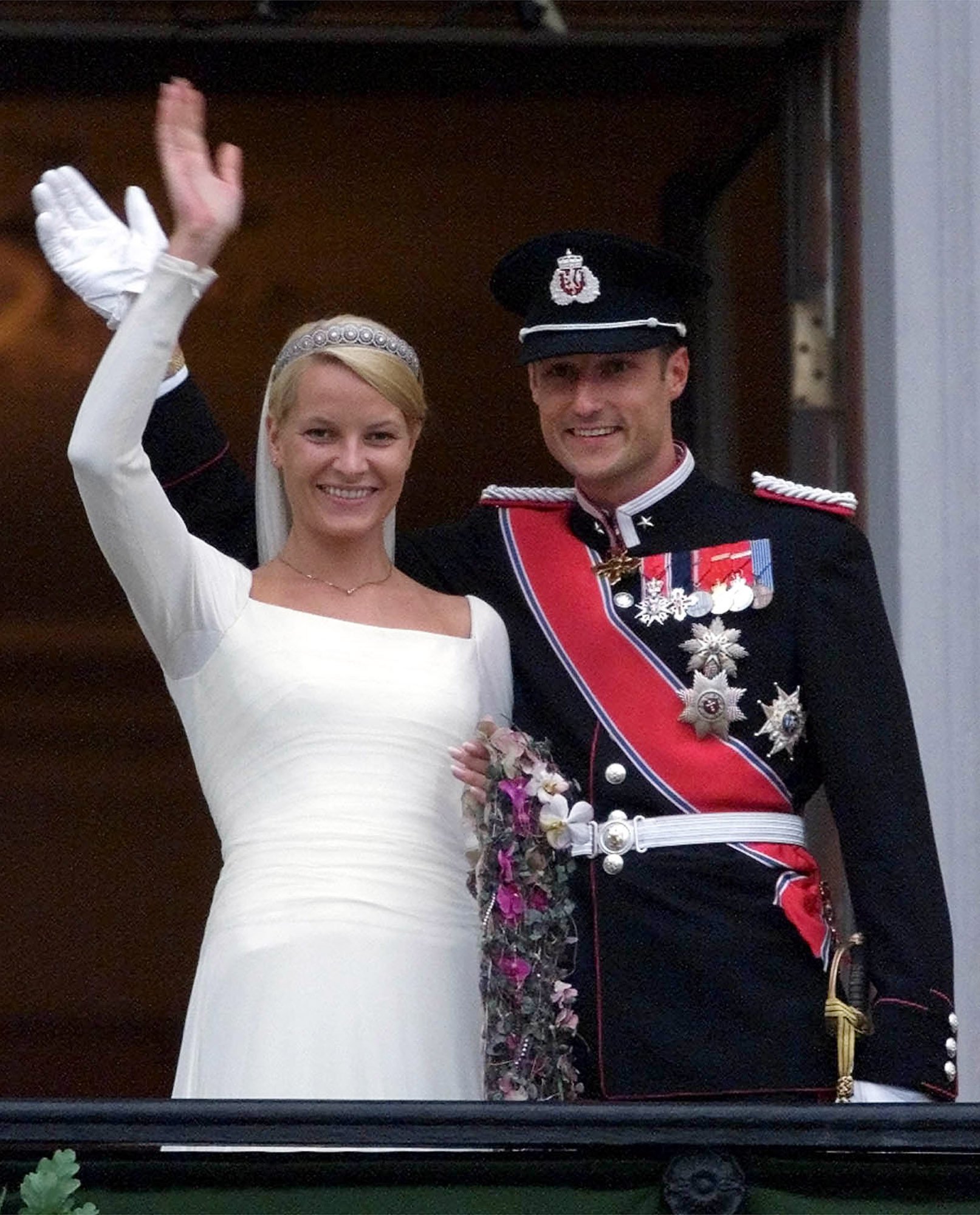 Norway’s Crown Prince Haakon and his bride Crown Princess Mette-Marit, wave  from the balcony of the Royal Palace in Oslo after their wedding ceremony Saturday Aug. 25, 2001. (AP Photo/Dave Caulkin)