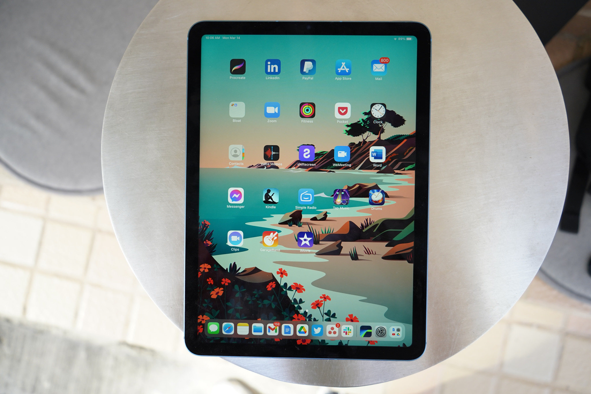 The Apple iPad Air 2022 comes with a 10.9-inch 60Hz LCD display and aluminium chassis with flat sides. Inside there’s the powerful M1 chip, a better front-facing camera, more RAM and software upgrades. Photo: Ben Sin