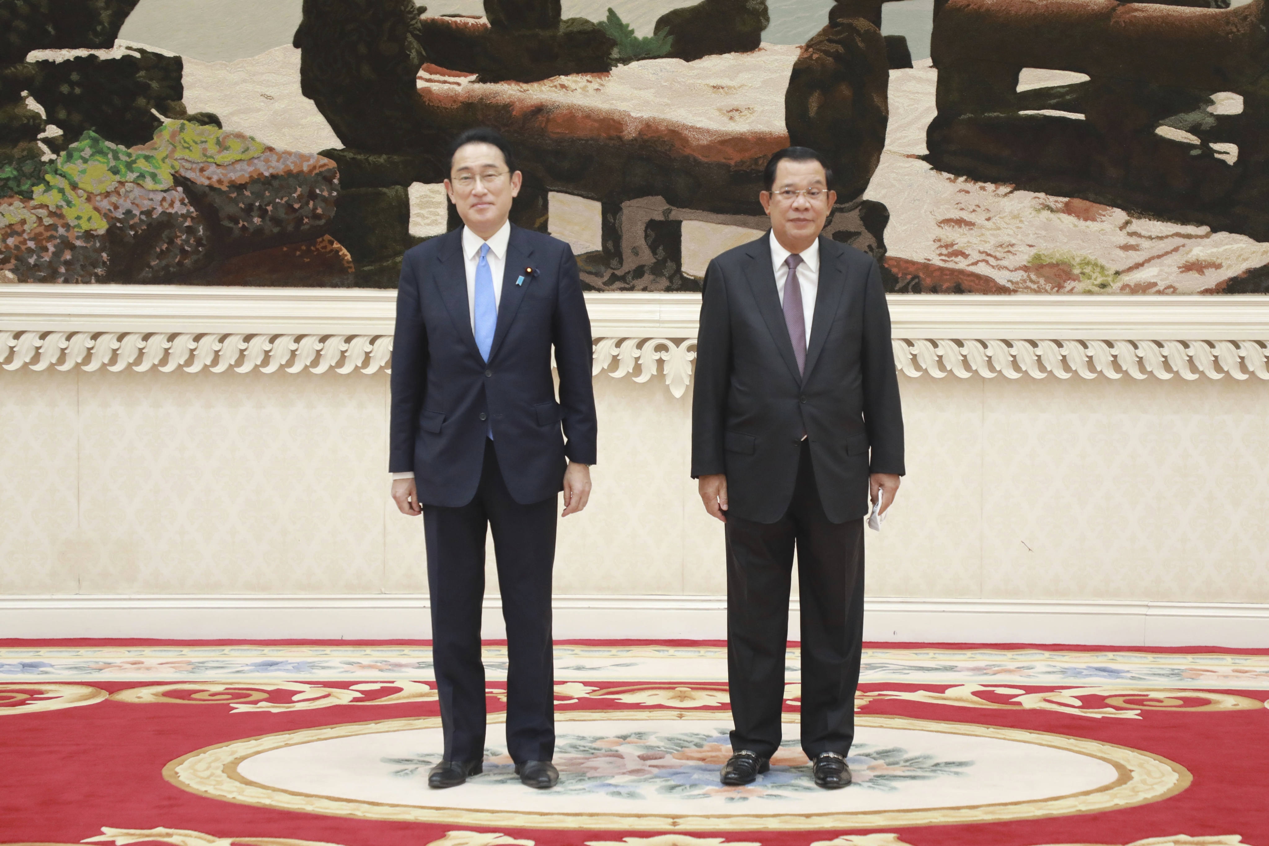 Cambodian Prime Minister Hun Sen, right,  with Japanese Prime Minister Fumio Kishida at Peace Palace, in Phnom Penh, Cambodia, Sunday, March 20, 2022. Photo: AP