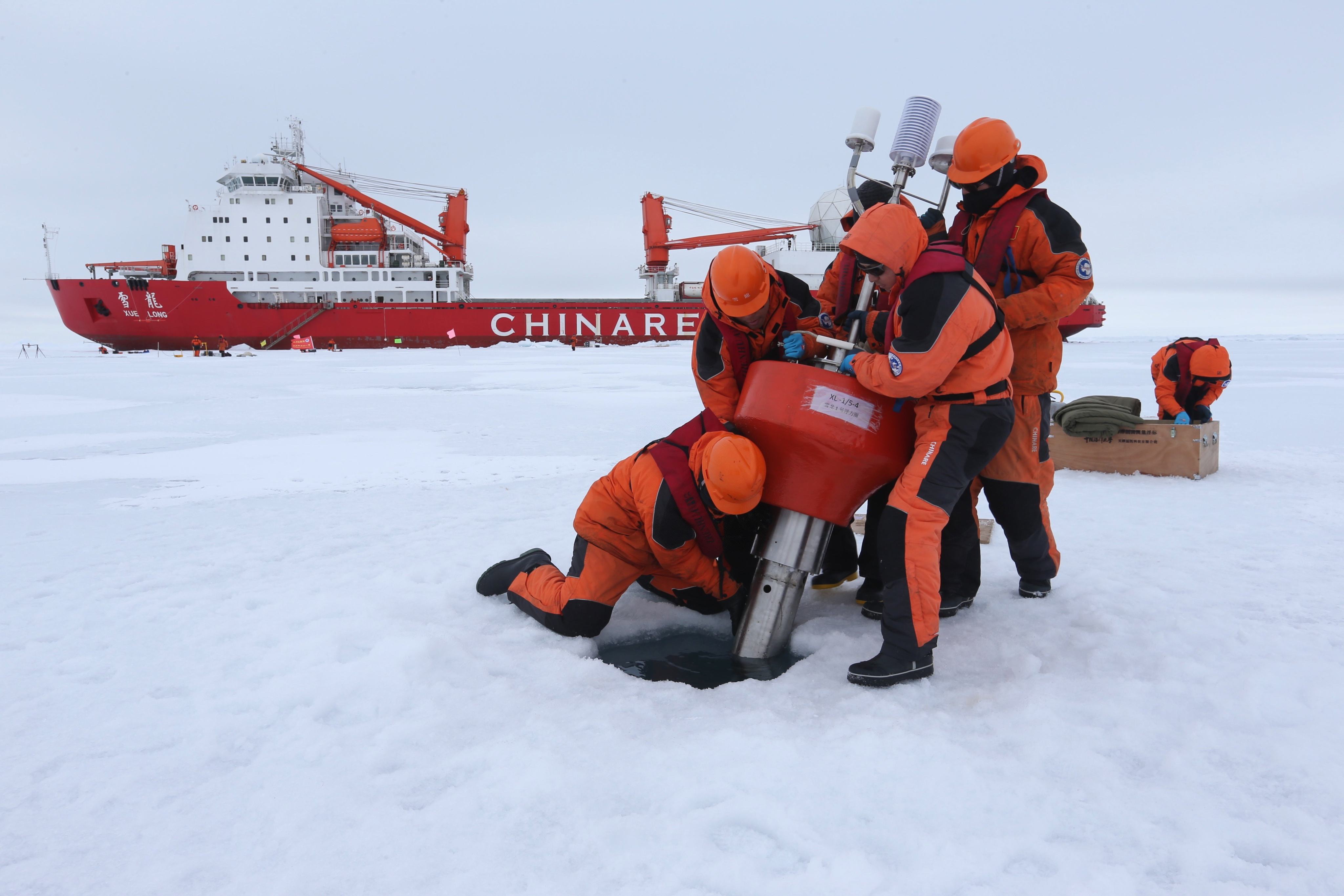 A Chinese research team sets up equipment near the icebreaker Xuelong, or “Snow Dragon”, in the Arctic Ocean. Photo: Xinhua
