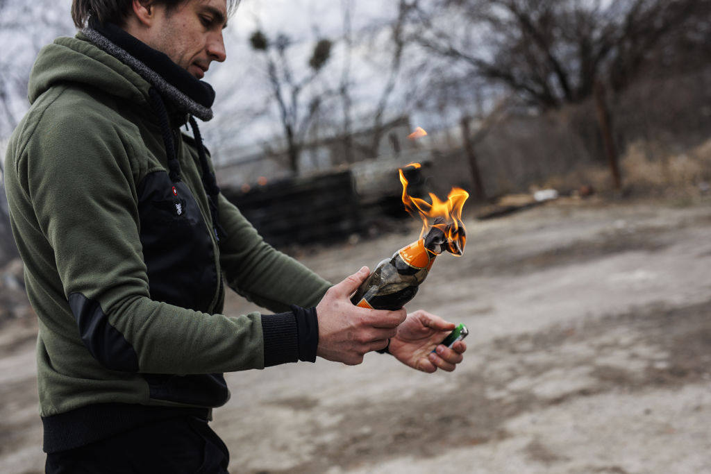 A civilian lights a Molotov cocktail amid Russian attacks in Lviv, Ukraine, on March 8, 2022. Photo: Getty Images