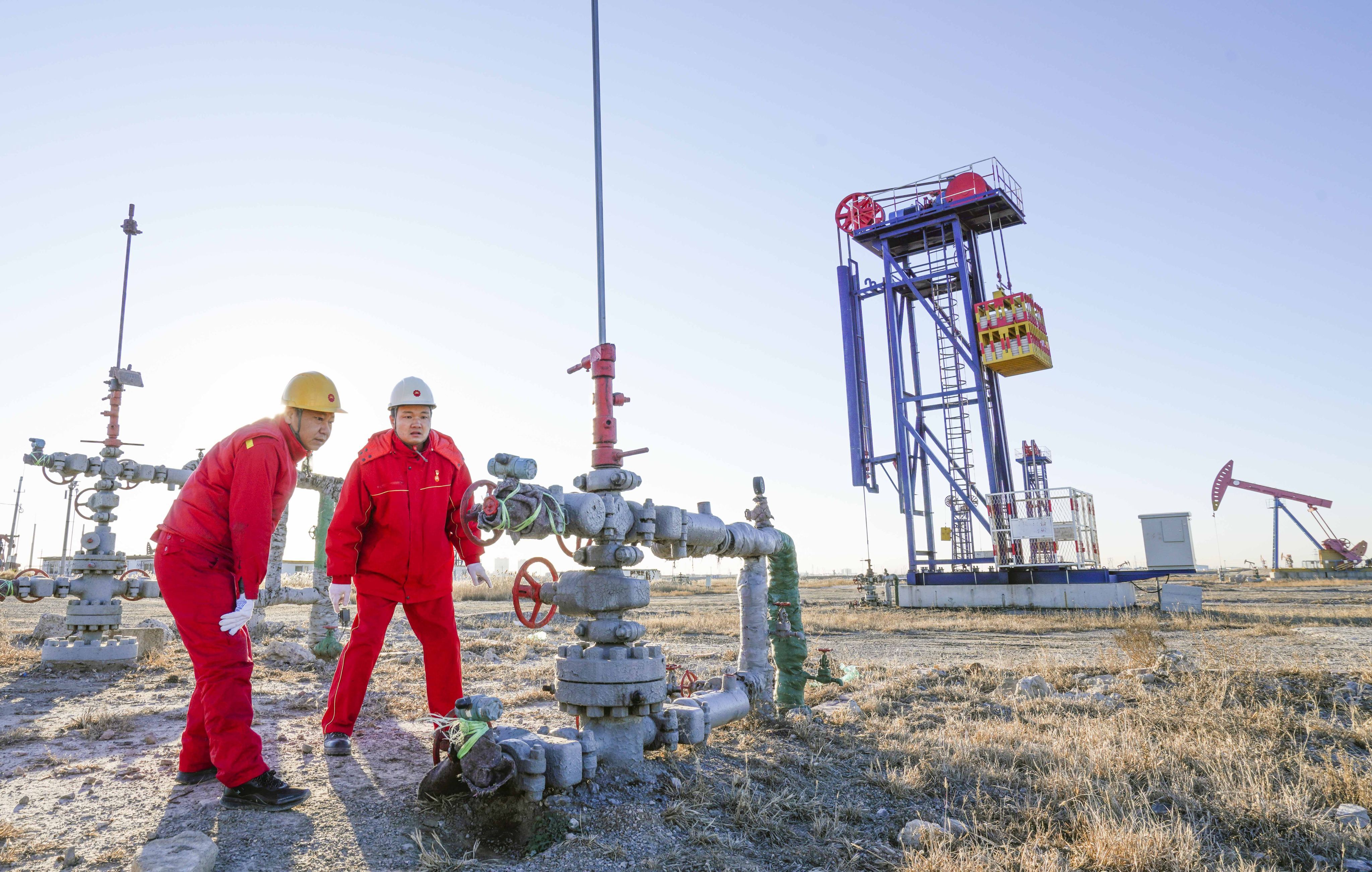 Workers inspect an oil well at Jidong Oilfield in north China’s Hebei Province. Photo: Xinhua