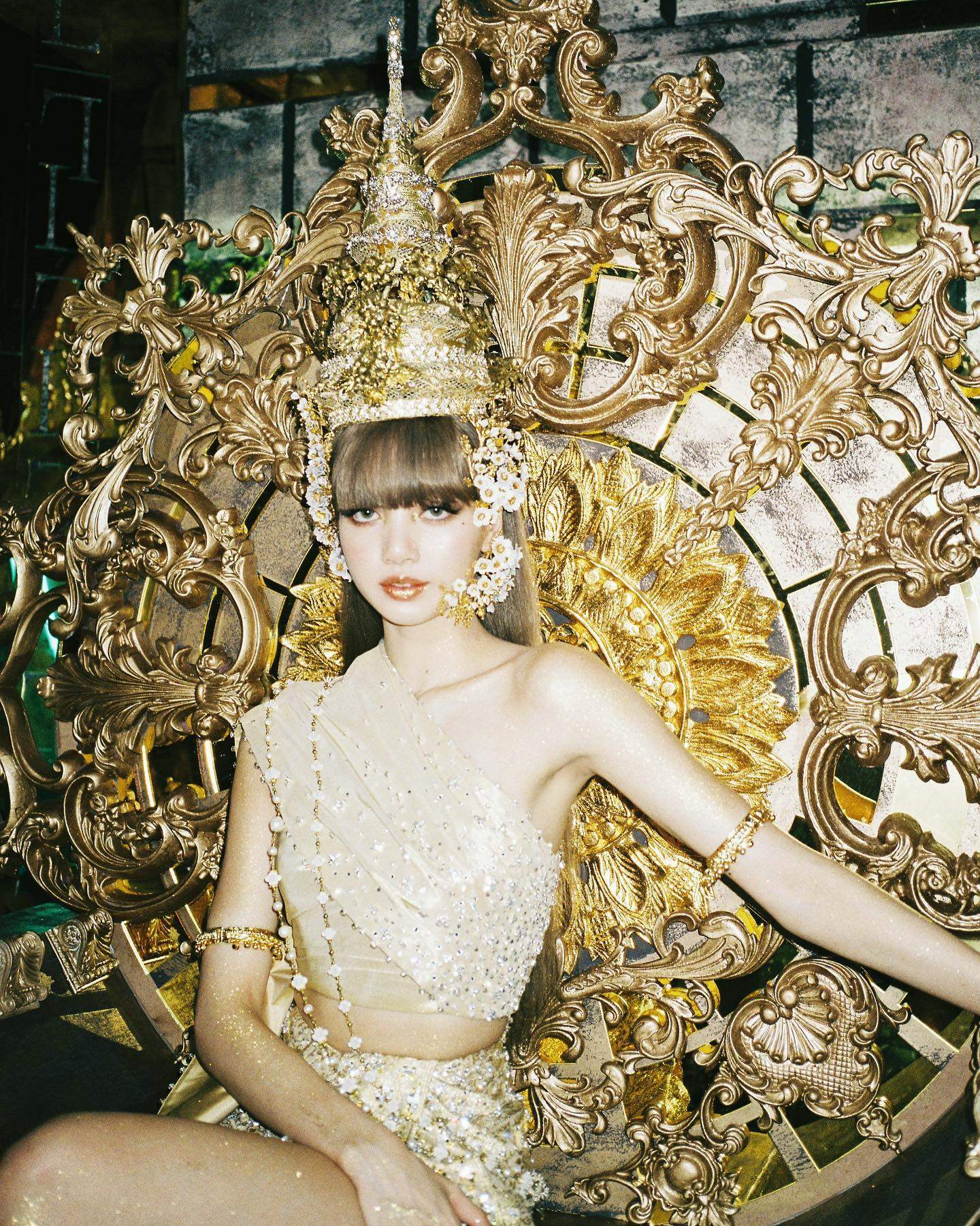 Blackpink’s Lisa delighted fans back home when she dropped her Thai-inspired music video for Lalisa. Photo: @sooyaaa___/Instagram