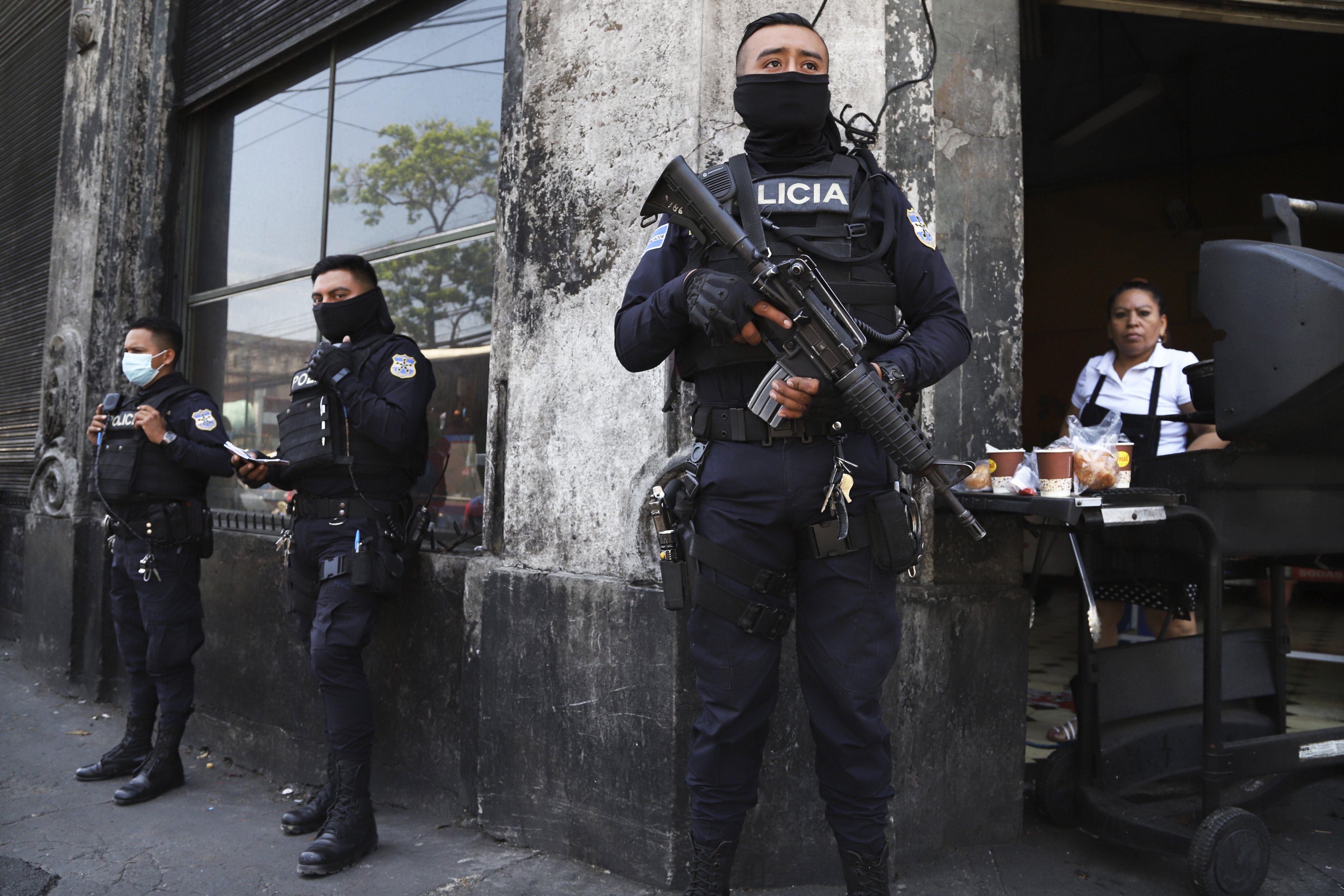 Armed police guard the streets in downtown San Salvador, El Salvador on March 27. Photo: AP 