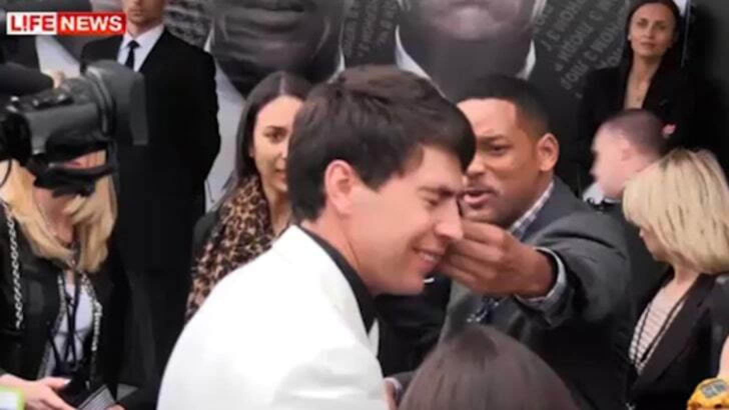 Will Smith didn’t hesitate to smack a reporter on the red carpet. Photo: Life News/YouTube