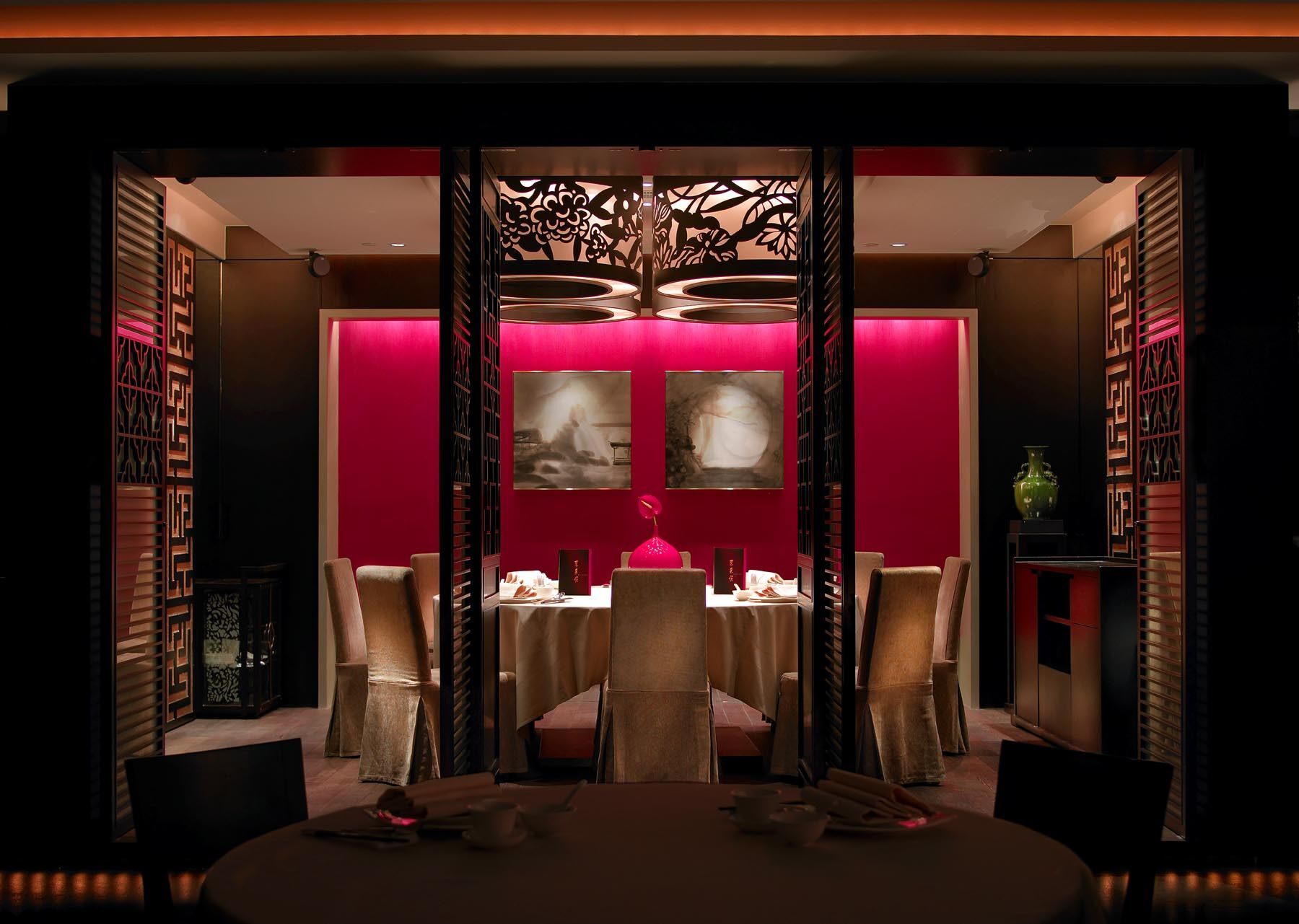 Dong Lai Shun’s interior sports a 21st century aesthetic Photo: Royal Garden Hotel
