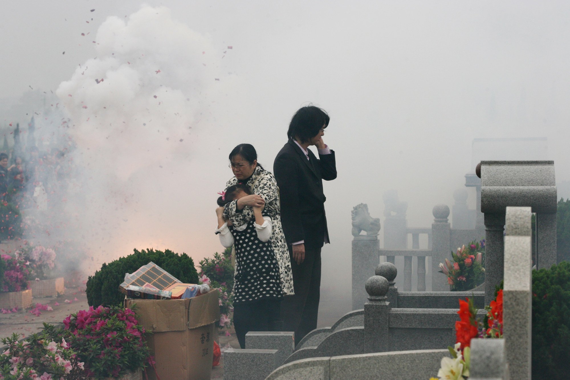 People in Guangdong province pay respects to their relatives during Ching Ming Festival. Photo: SCMP