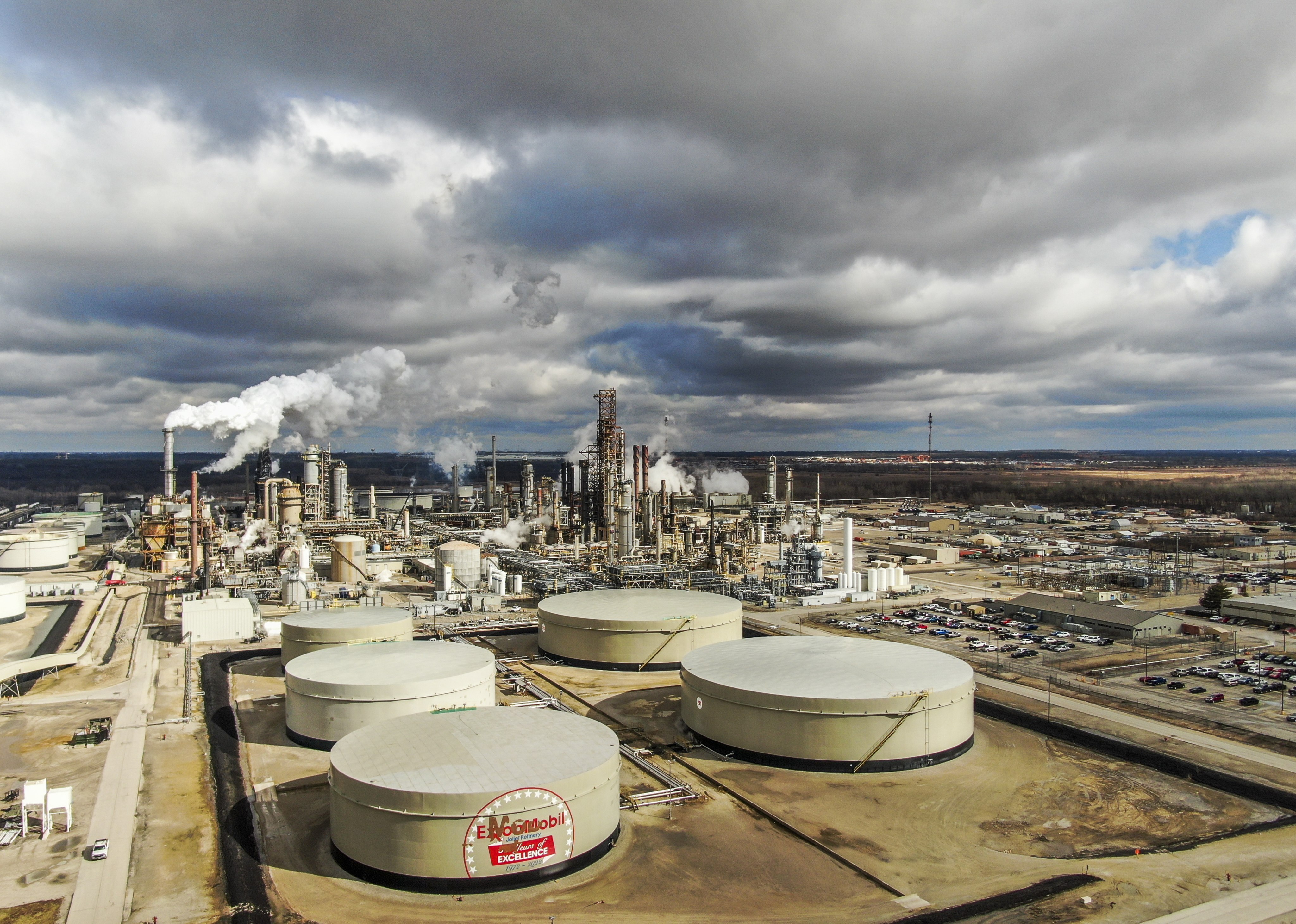 An aerial photo shows an oil refinery in Illinois. Photo: EPA-EFE