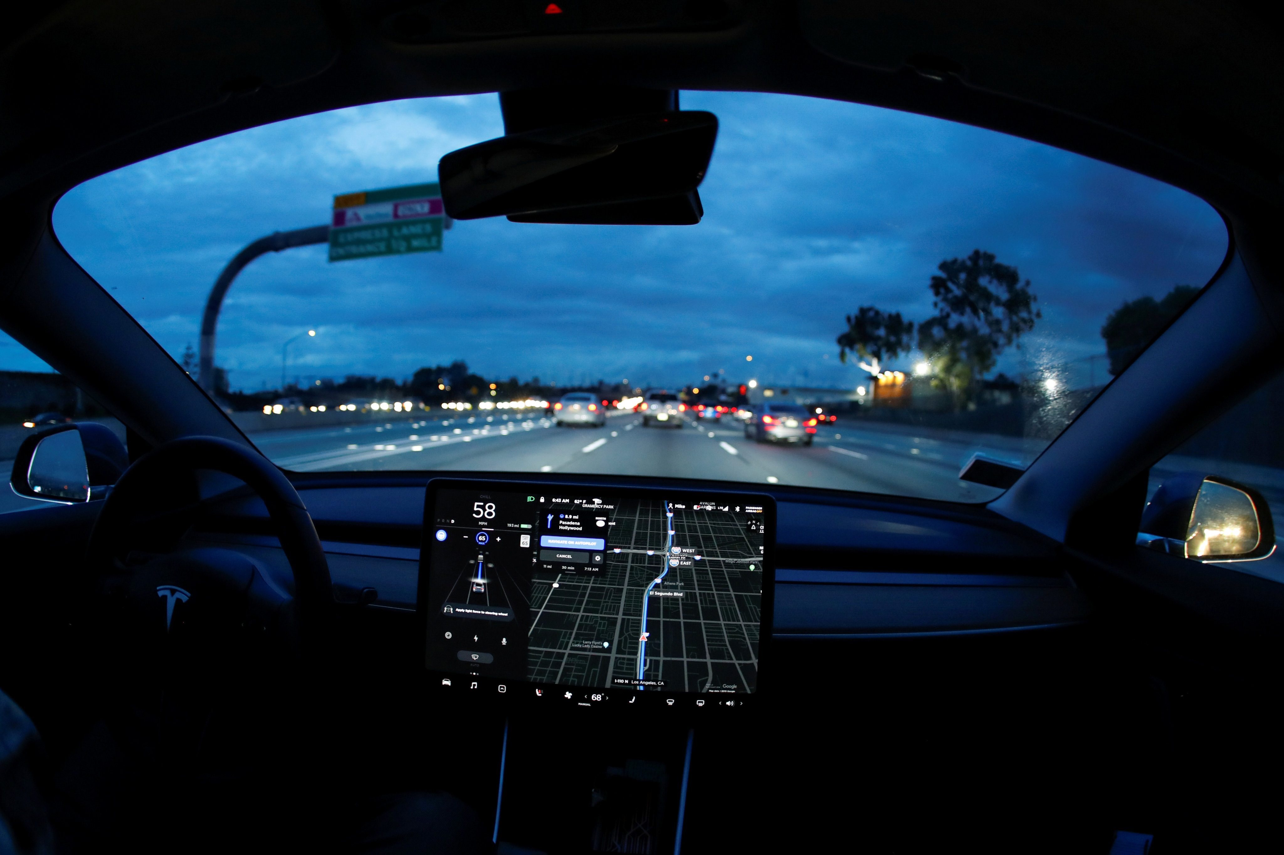 A Model 3 Tesla navigates morning rush hour using the car’s auto pilot feature in Los Angeles, California, March 20, 2019. Photo: Reuters