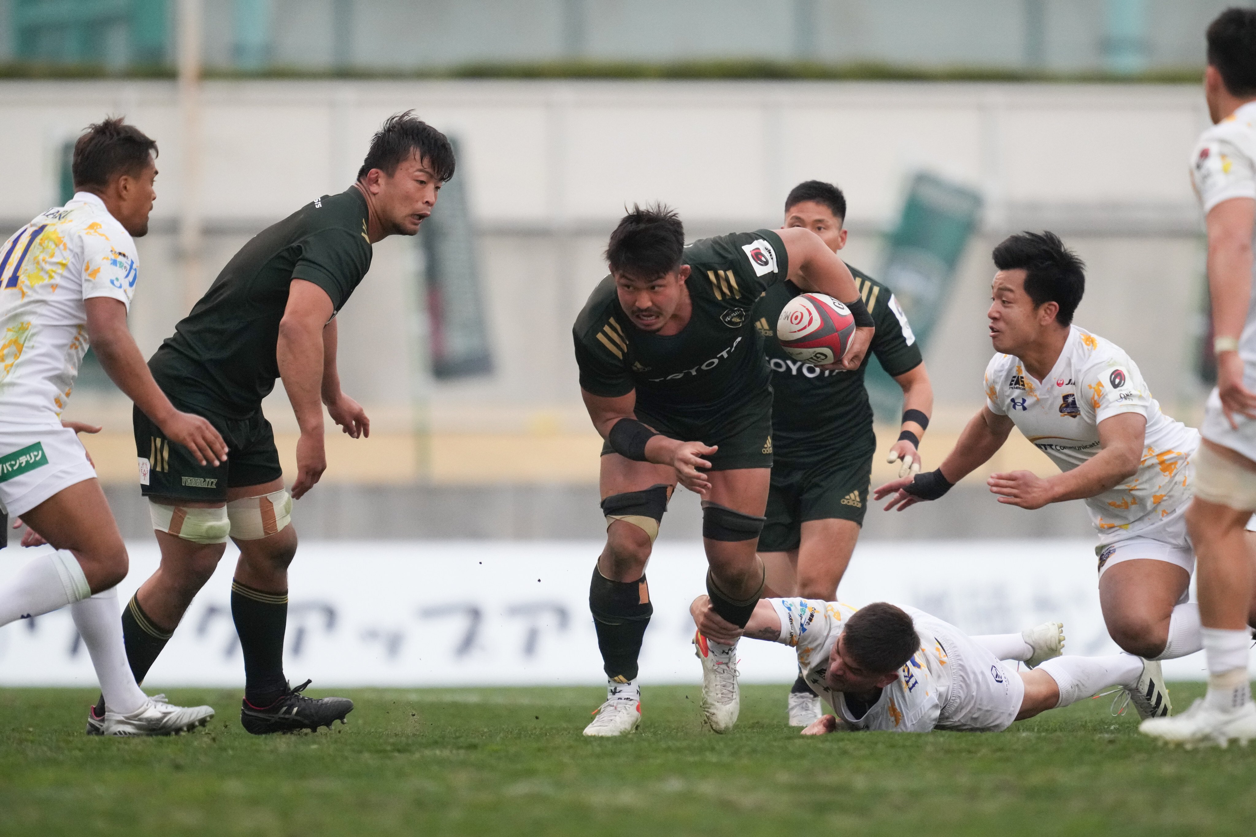 Kazuki Himeno (centre) of Japan in a league game event for the Toyota Verblitz against the Shining Arcs Tokyo-Bay Urayasu. Photo: Japan Rugby League One   