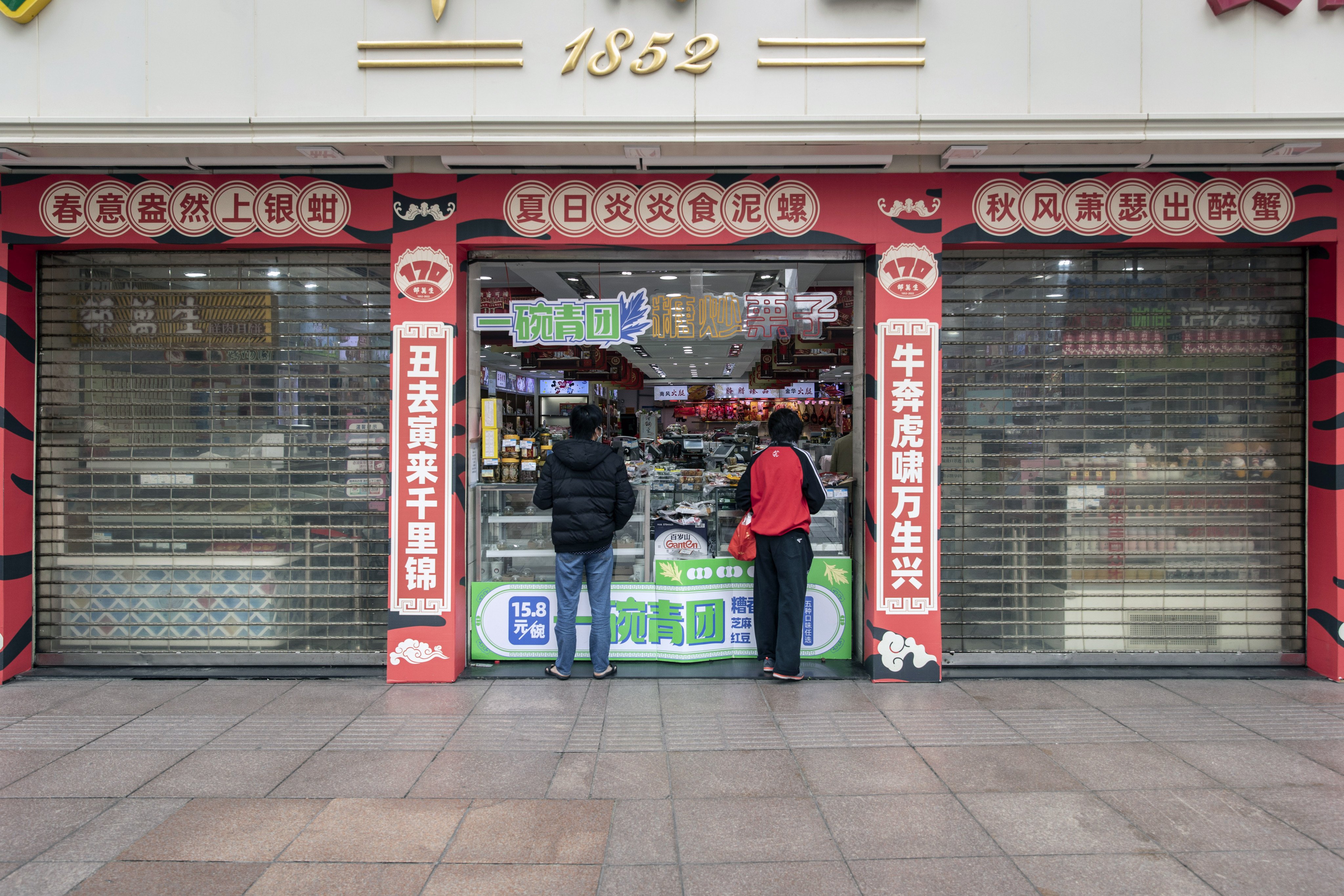 A store along Shanghai’s normally bustling Nanjing Road, outside of coronavirus lockdown areas, operates with a bare-bones staff as most people stay home. Photo: Bloomberg