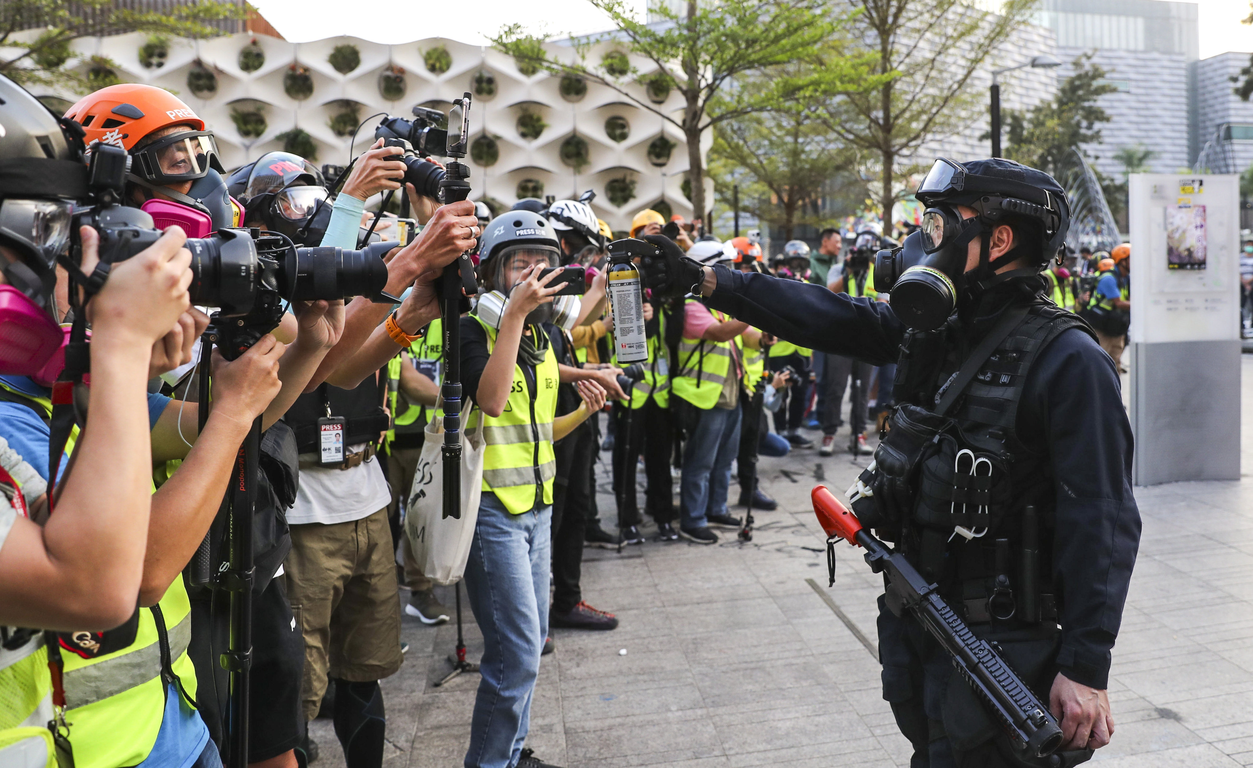 A Hong Kong police officer aims pepper spray at journalists at a rally in 2019. Photo: Sam Tsang