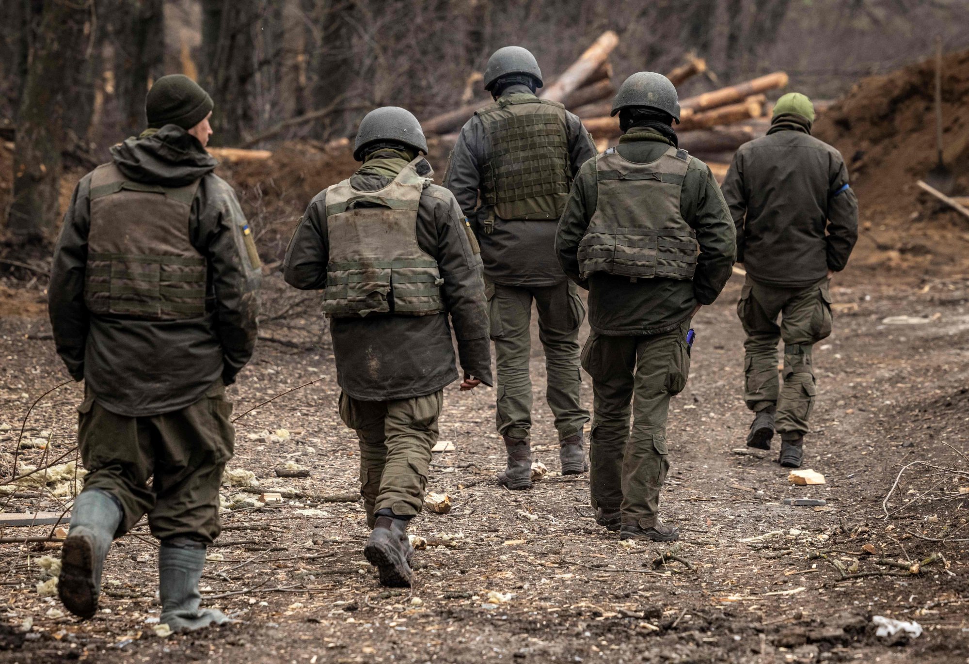 Ukrainian servicemen walk at the frontline, east of Kharkiv, which has suffered relentless shelling. Photo: AFP
