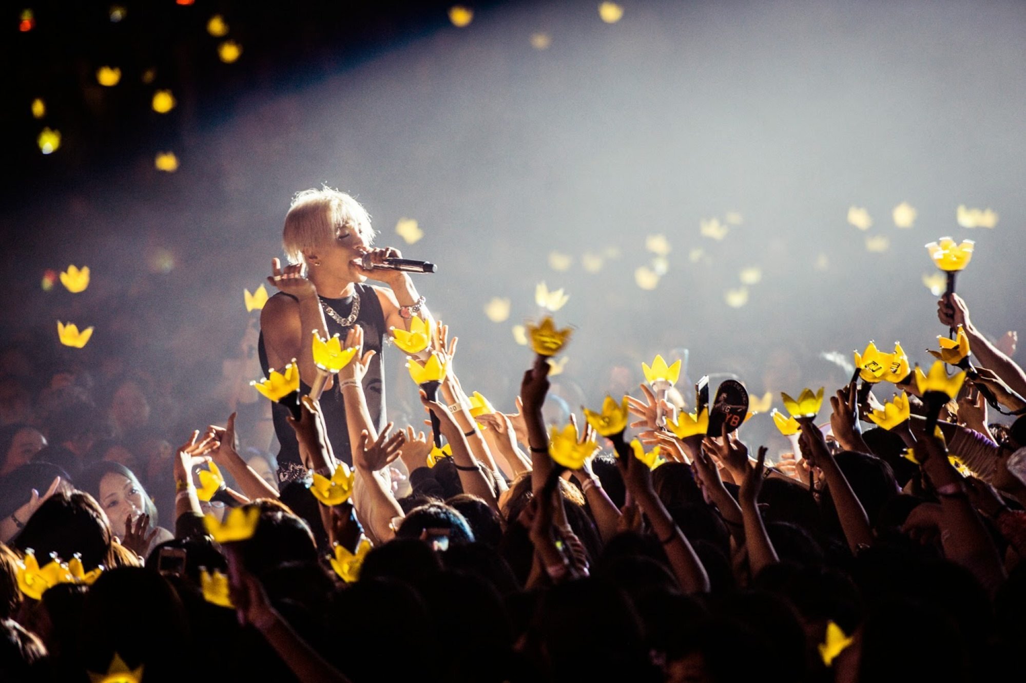 Проводится концерт. BIGBANG группа Кореи. Поп концерт. Кей поп концерт. Фанаты к поп.
