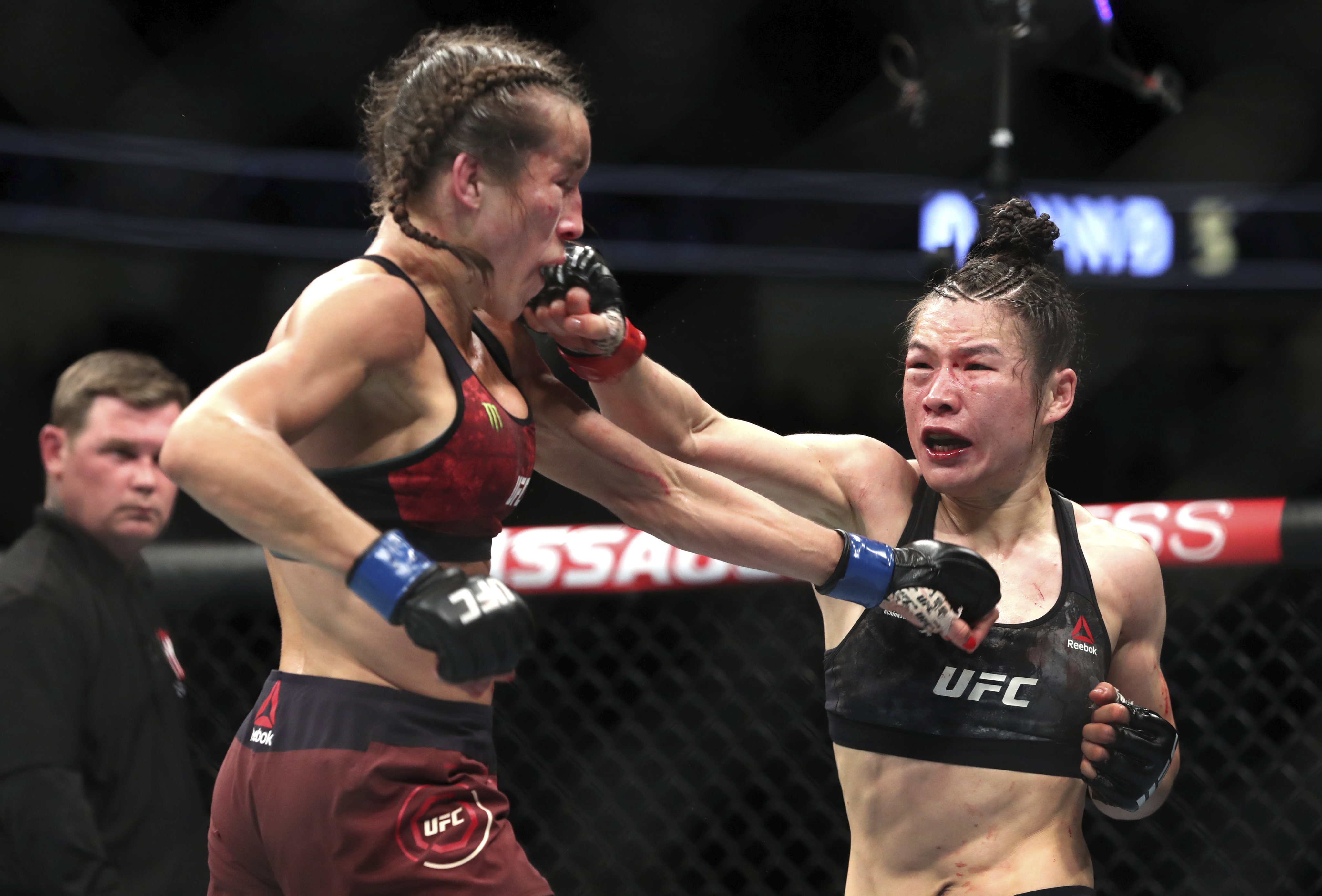Zhang Weili punches Joanna Jedrzejczyk during UFC 248 at T-Mobile Arena in Las Vegas. Photos: Steve Marcus/Las Vegas Sun via AP