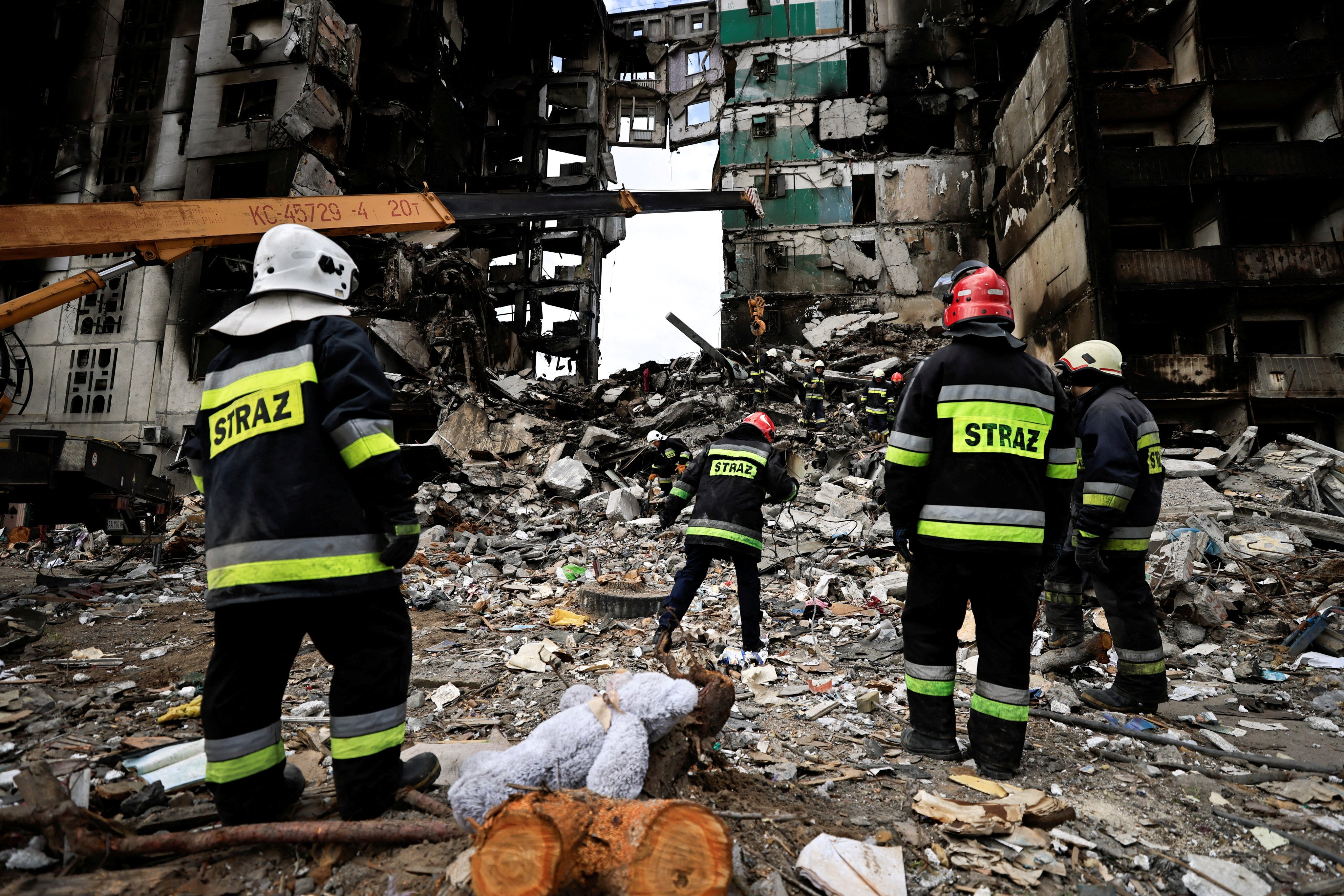Rescuers search for bodies under the rubble of a building destroyed by Russian shelling, in Borodyanka in the Kyiv region of Ukraine on April 11. Photo: Reuters 
