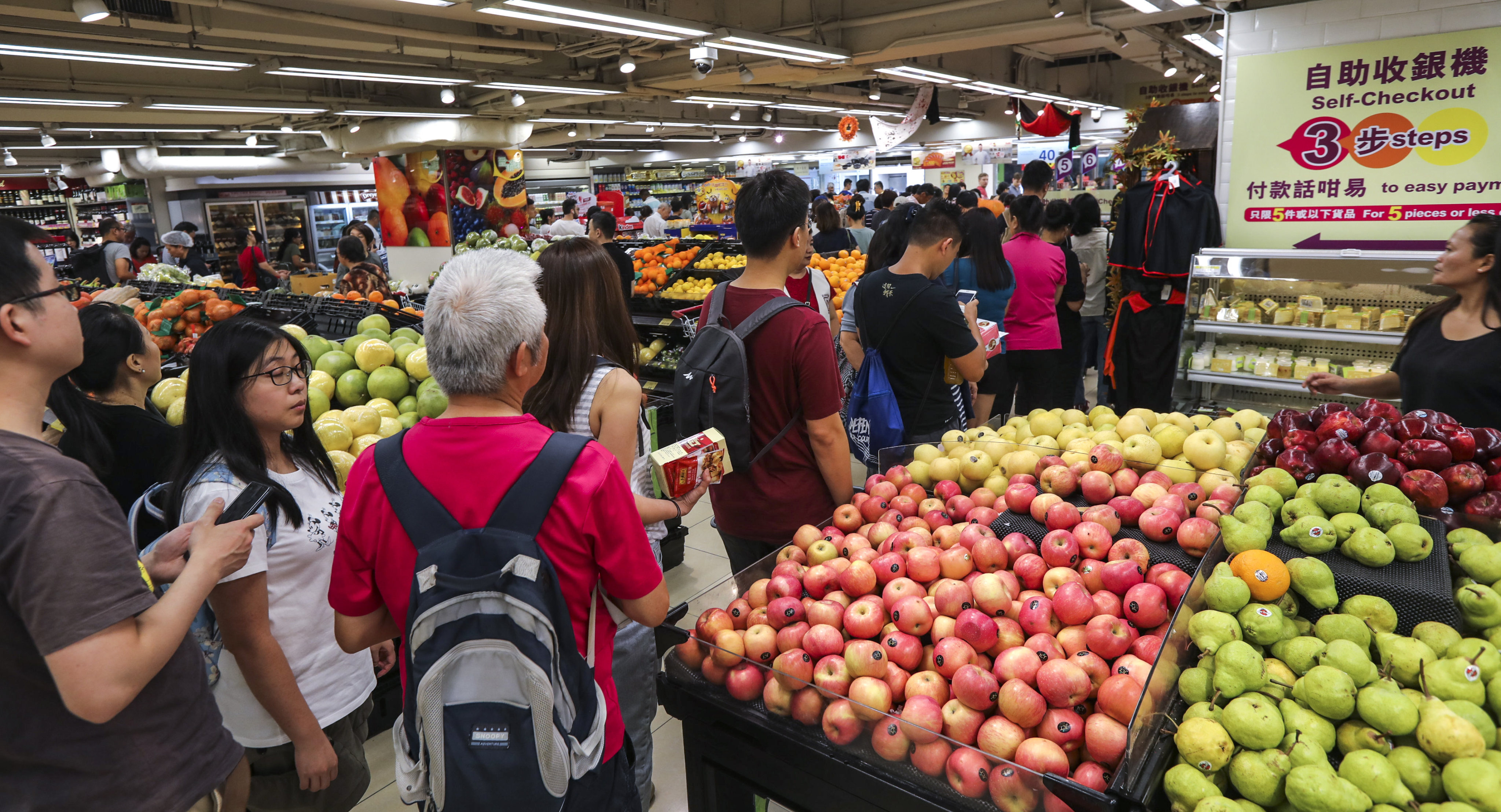 Hong Kong supermarkets saw a 4.2 per cent rise in food prices amid the fifth wave. Photo: Felix Wong