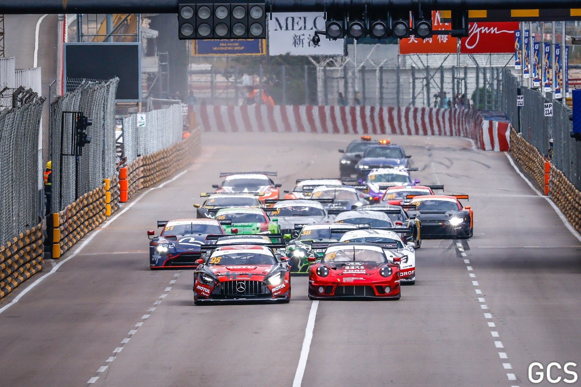 Hong Kong racer Darryl O’Young (front row, left) at the start line of the Macau Grand Prix GT Cup final round. Photo: Macau Grand Prix