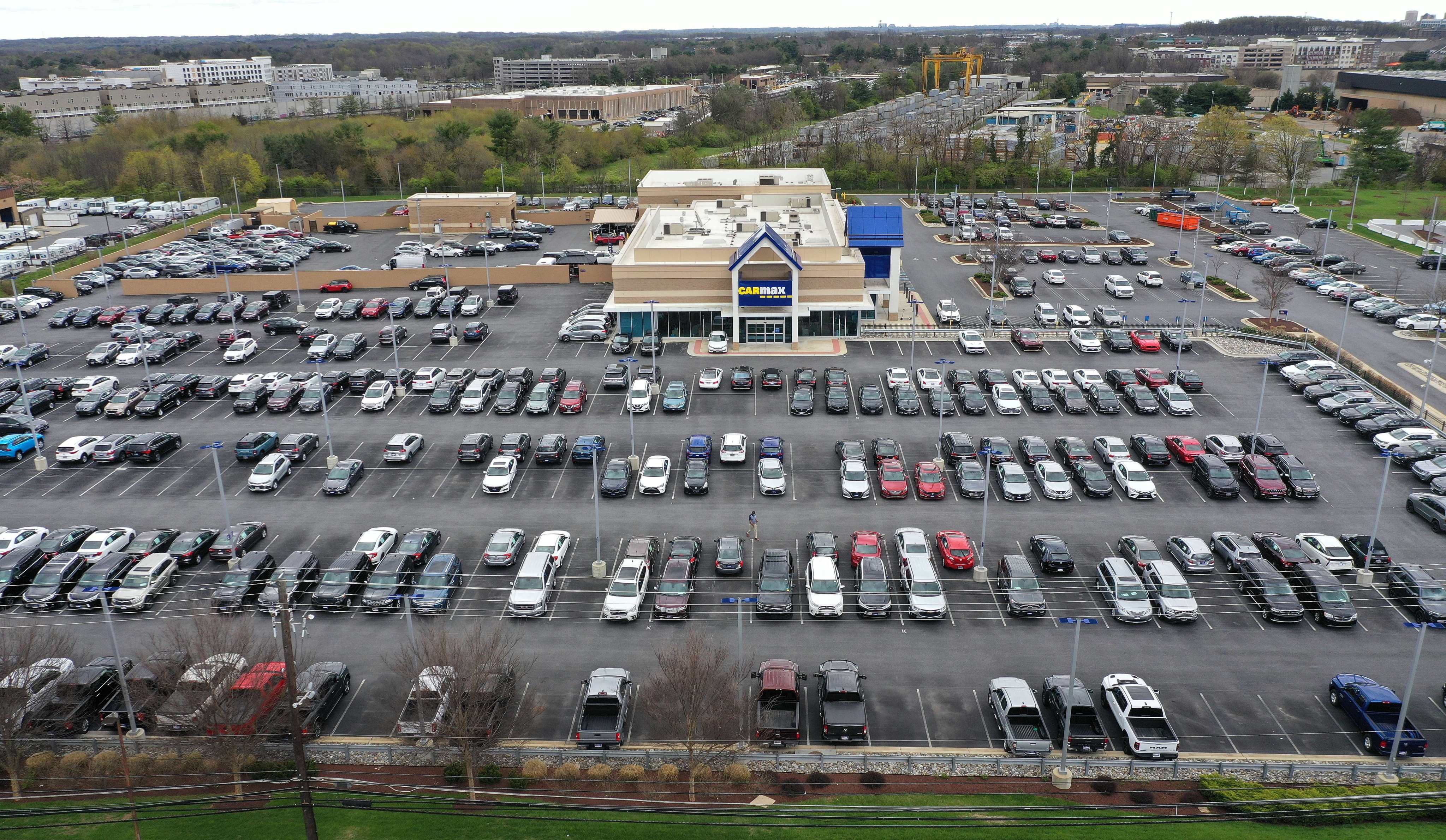 A CarMax lot in Gaithersburg, Maryland, holds hundreds of used vehicles on April 12. Supply chain disruptions have led to shortages of new and used vehicles that have driven up inflation, but there are signs that inflation in the United States has peaked or is near peaking. Photo: AFP