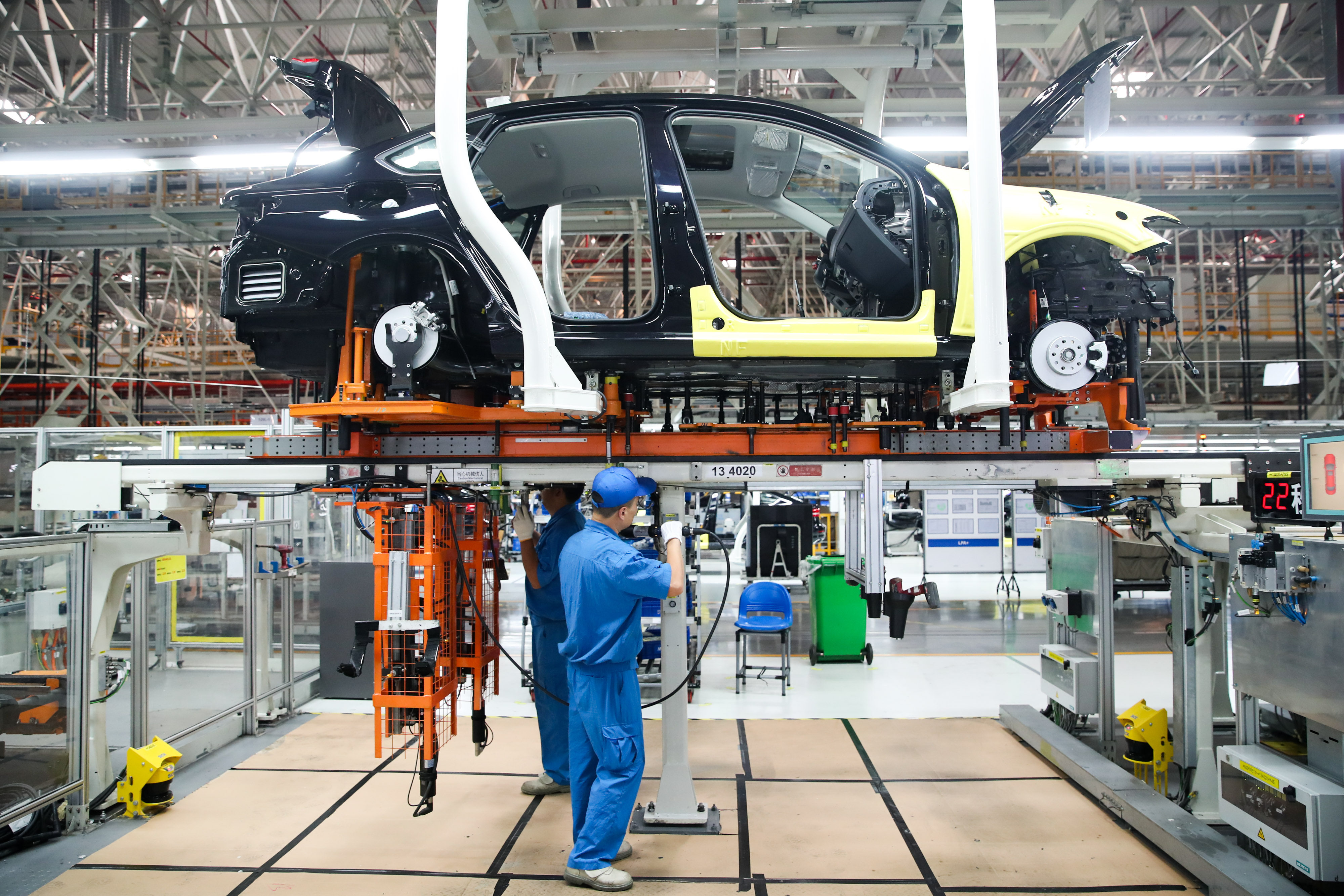 Workers on an assembly line at SAIC-Volkswagen workshop in Shanghai on Oct. 30, 2018. Photo: Xinhua