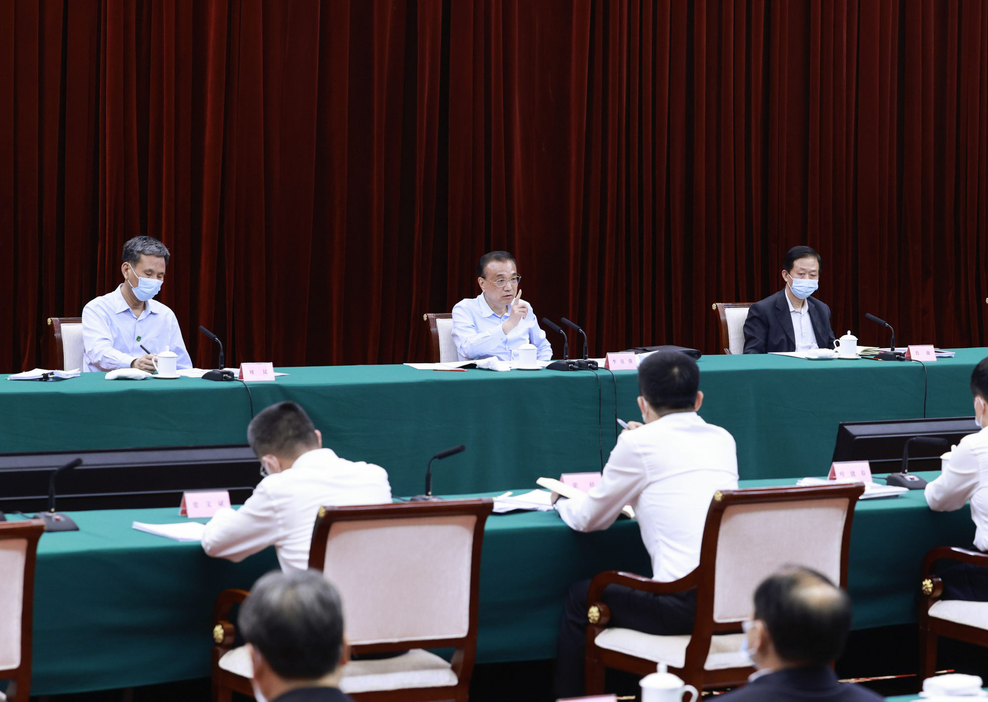 Premier Li Keqiang (centre) hosts a symposium with representatives from Jiangxi, Liaoning, Zhejiang, Guangdong and Sichuan provinces on Monday. Photo: Xinhua
