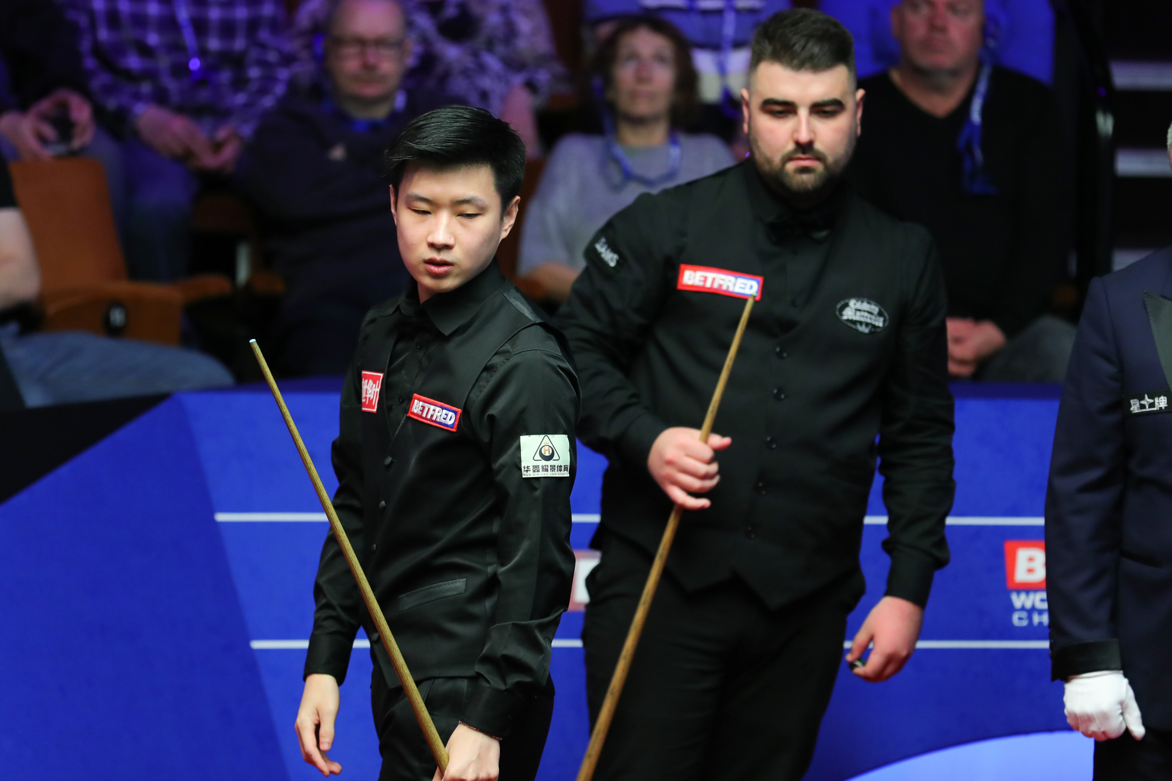 Zhao Xintong (left) of China and Jamie Clarke of Wales compete during their first-round match at the 2022 World Snooker Championship in Sheffield. Photo: Zhai Zheng/Xinhua