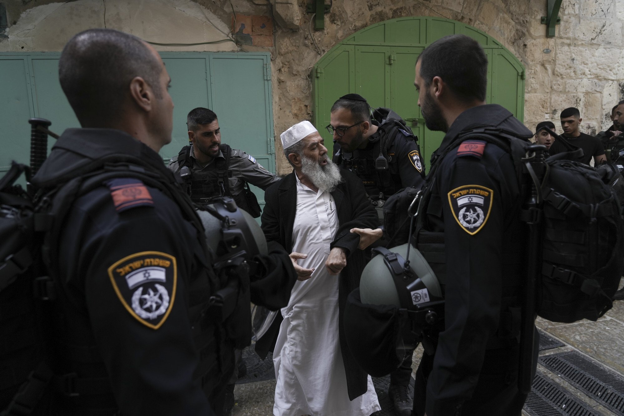 Обстановка в израиле сегодня последние новости. Аль Акса палестинцы. Полиция Израиля. Израильские полицейские.