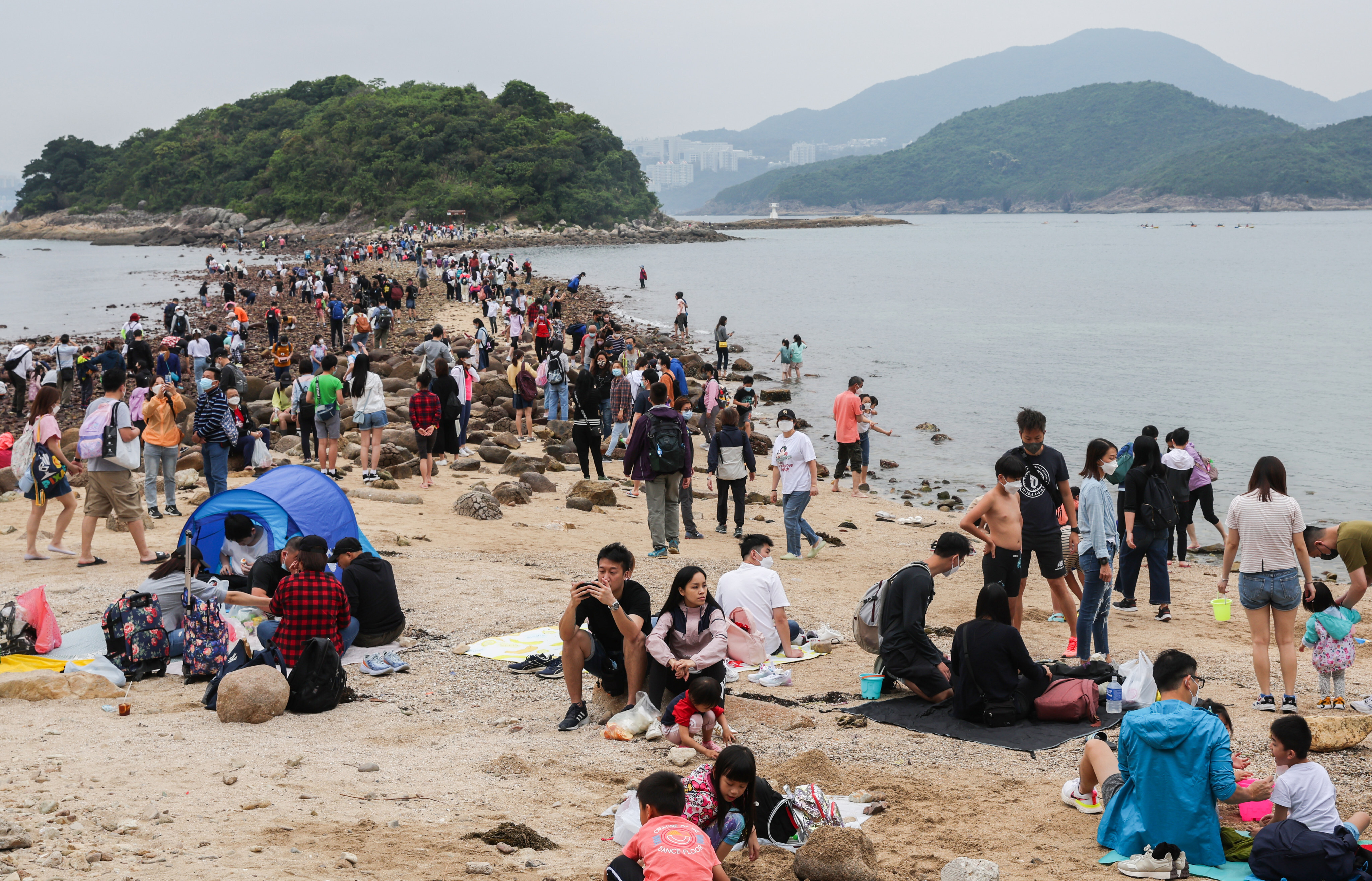 Thousands of residents headed to Sharp Island in Sai Kung on the last day of the four-day Easter weekend. Photo: Yik Yeung-man