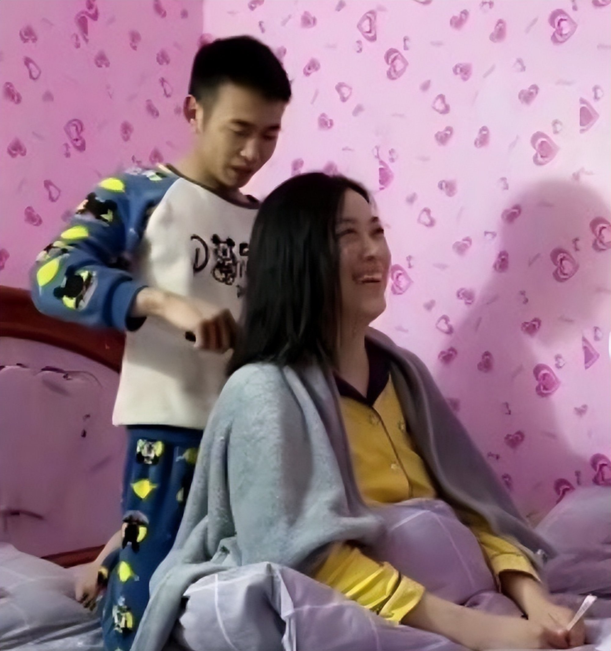 After Yin was injured a second time Zhao took full responsibility for her care, including cutting her nails and washing and combing her hair. Photo: Toutiao