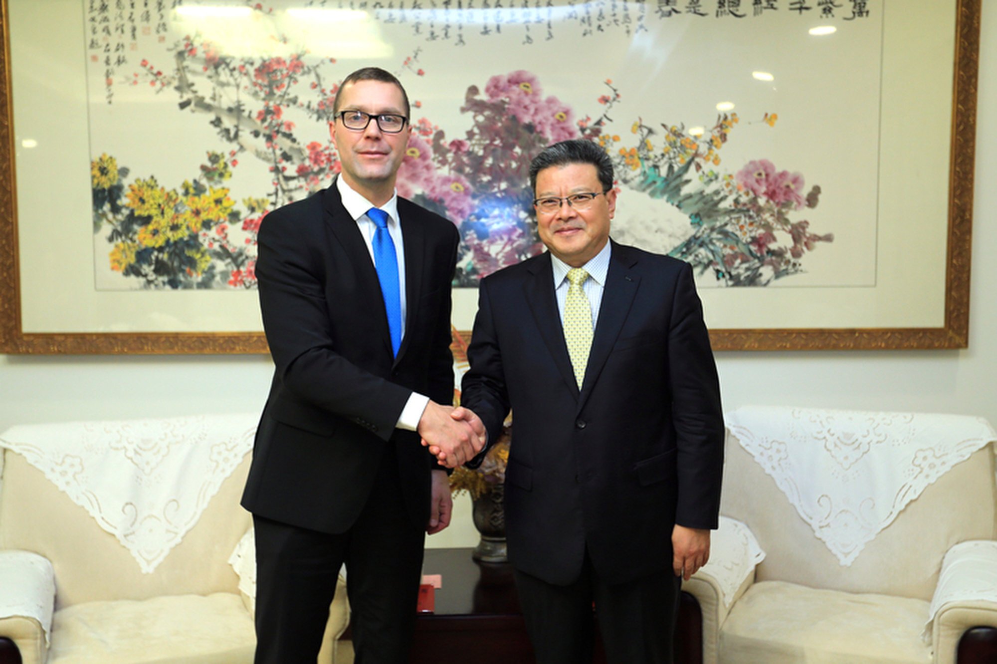 Meng Fanli, then Qingdao mayor, meets the head of a Finnish delegation. Photo: SCMP