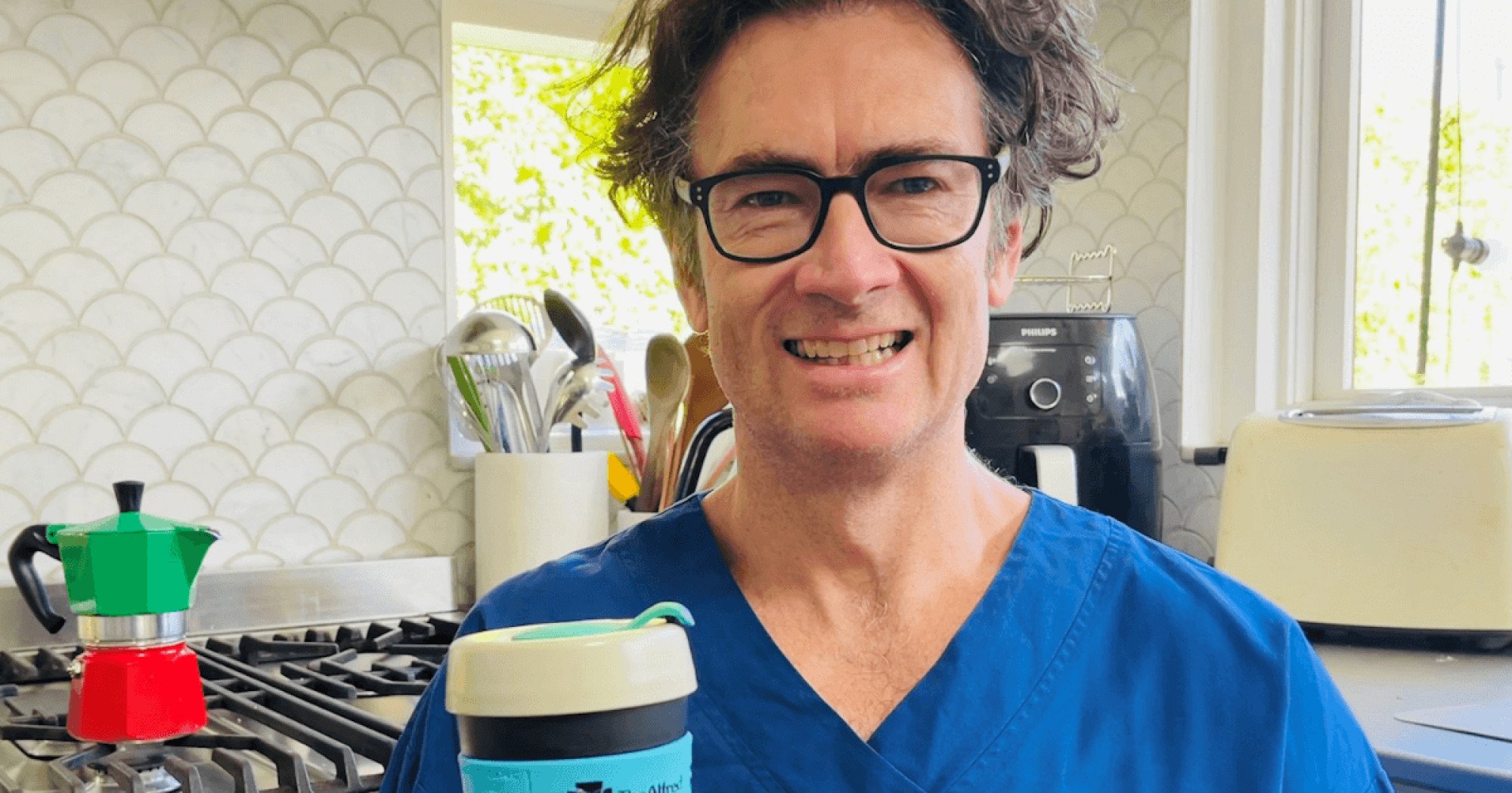 Tiến sĩ Peter Kistler, giáo sư và người đứng đầu nghiên cứu rối loạn nhịp tim tại Bệnh viện Alfred và Viện Tim Baker ở Melbourne, Australia, đã dẫn đầu một trong những nghiên cứu về lợi ích sức khỏe của cà phê.