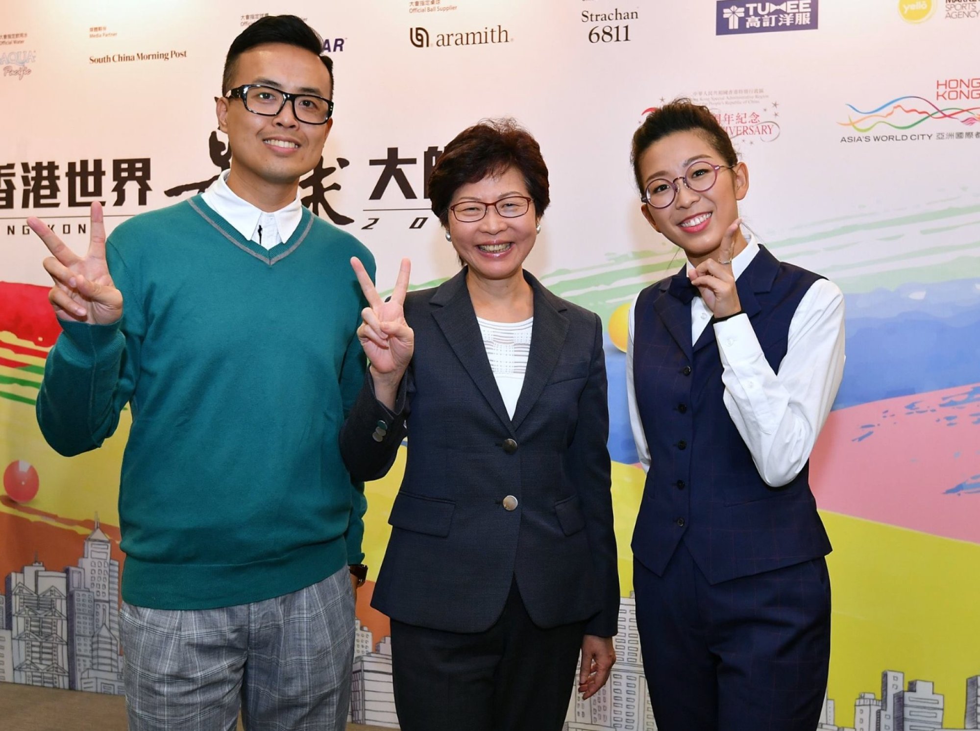 Chief Executive Carrie Lam (centre) meets Hong Kong’s leading snooker players Marcu Fu and Ng On-yee. Photo: Facebook