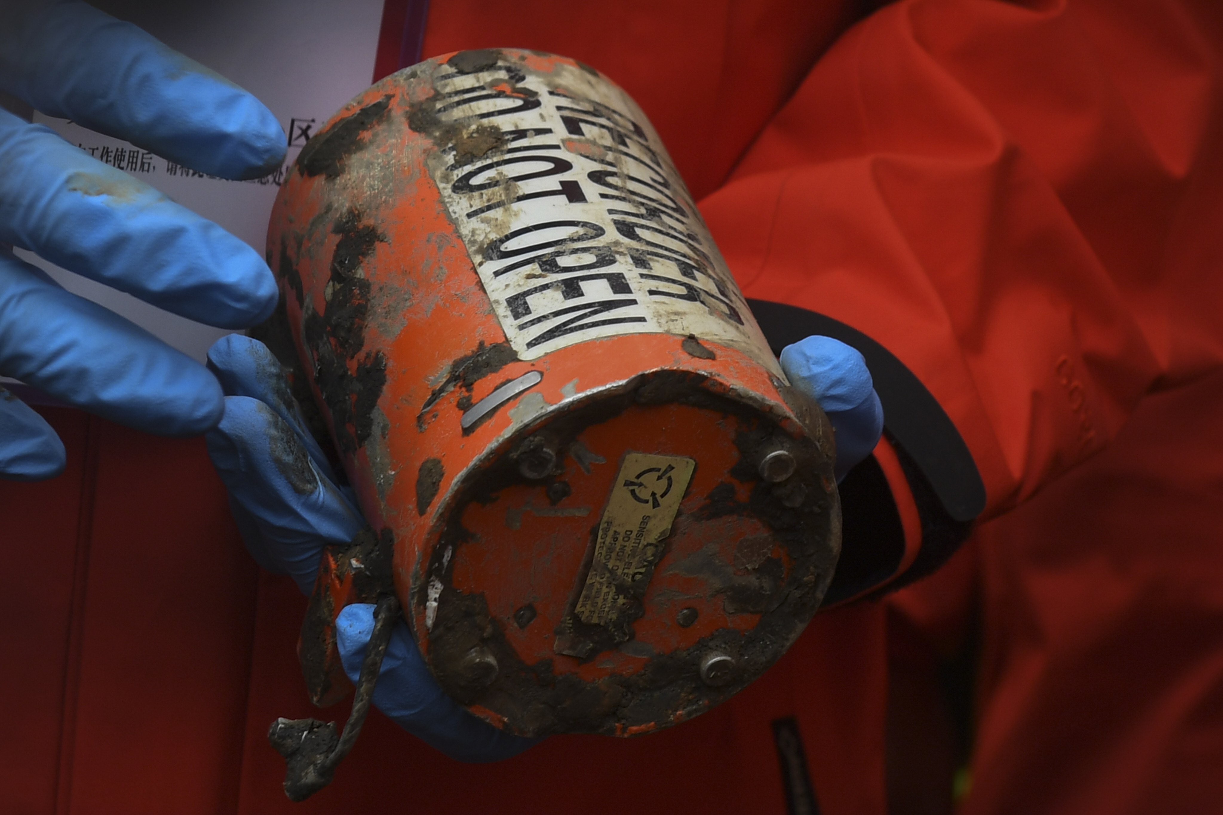 Rescue workers recovered the two flight recorders from the crash site. Photo: Xinhua 