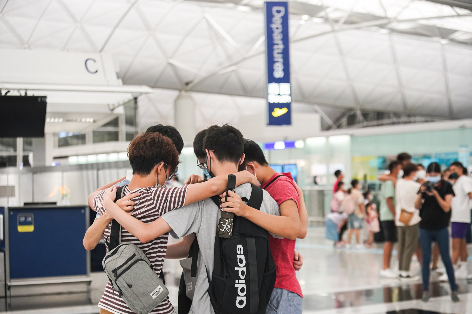 People say goodbye to friends and family at Hong Kong International Airport on July 18, 2021, as they emigrate to other countries. Photo: Photo: SOPA Images / LightRocket via Getty Images
