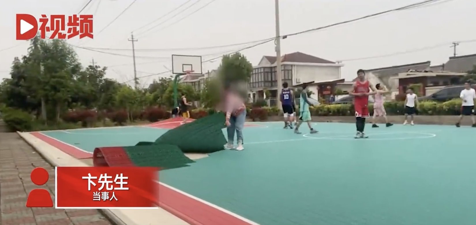 A woman tore apart a basketball court because she thought the players were too loud. Photo: Baidu