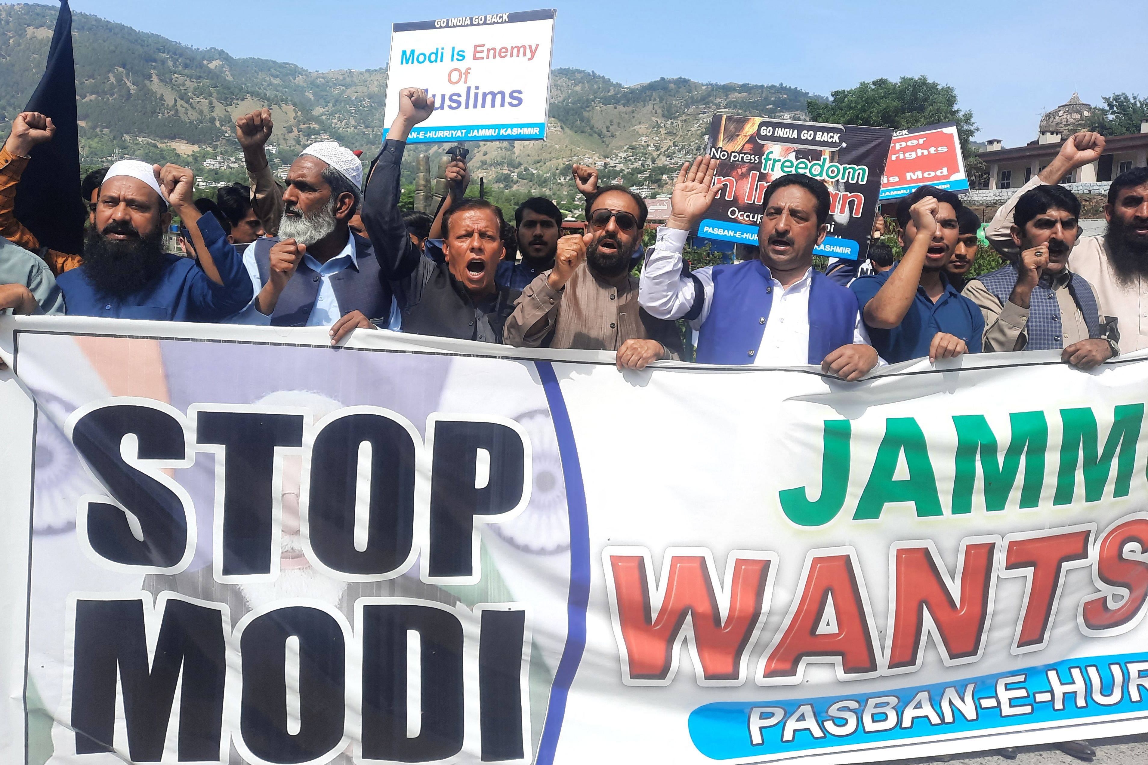 Pakistani Kashmiri protesters rally in Muzaffarabad against Modi’s trpi to Jammu and Kashmir. Photo: AFP 
