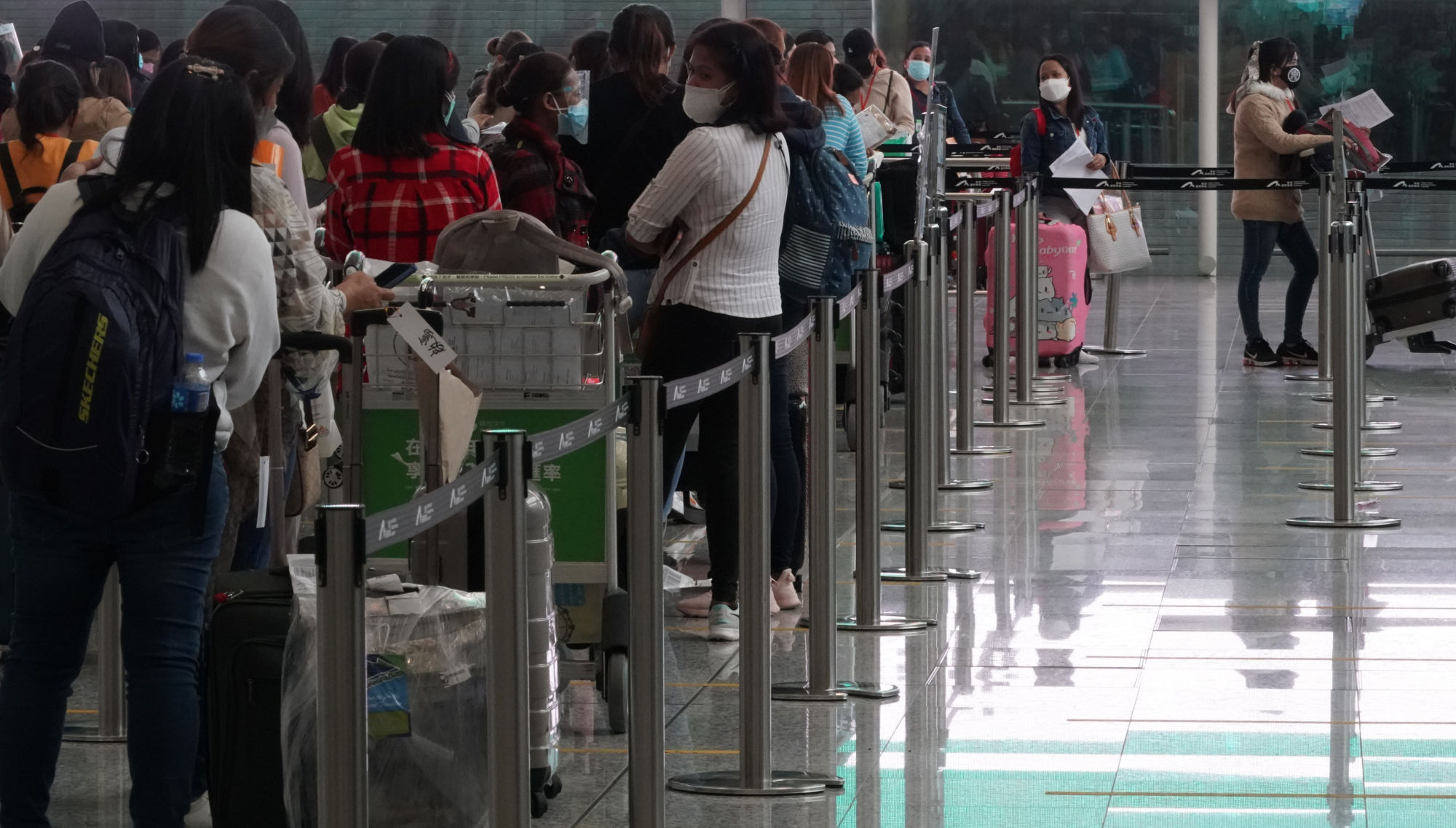 Filipino passengers arrive in Hong Kong on April 1. Photo: Felix Wong
