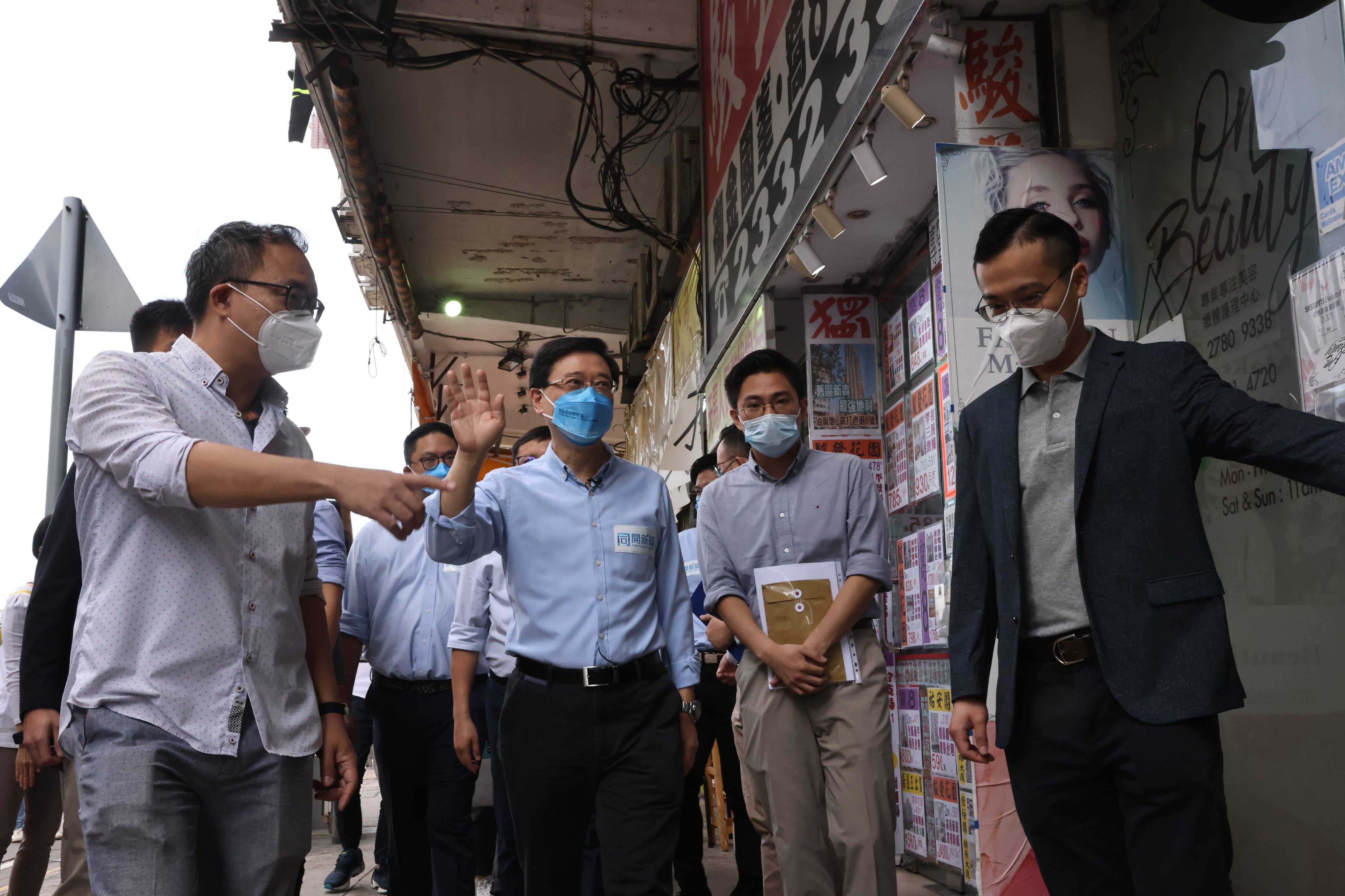 Chief executive hopeful John Lee Ka-chiu on a  grass-roots visit in Yau Ma Tei on April 24. Photo: K.Y. Cheng