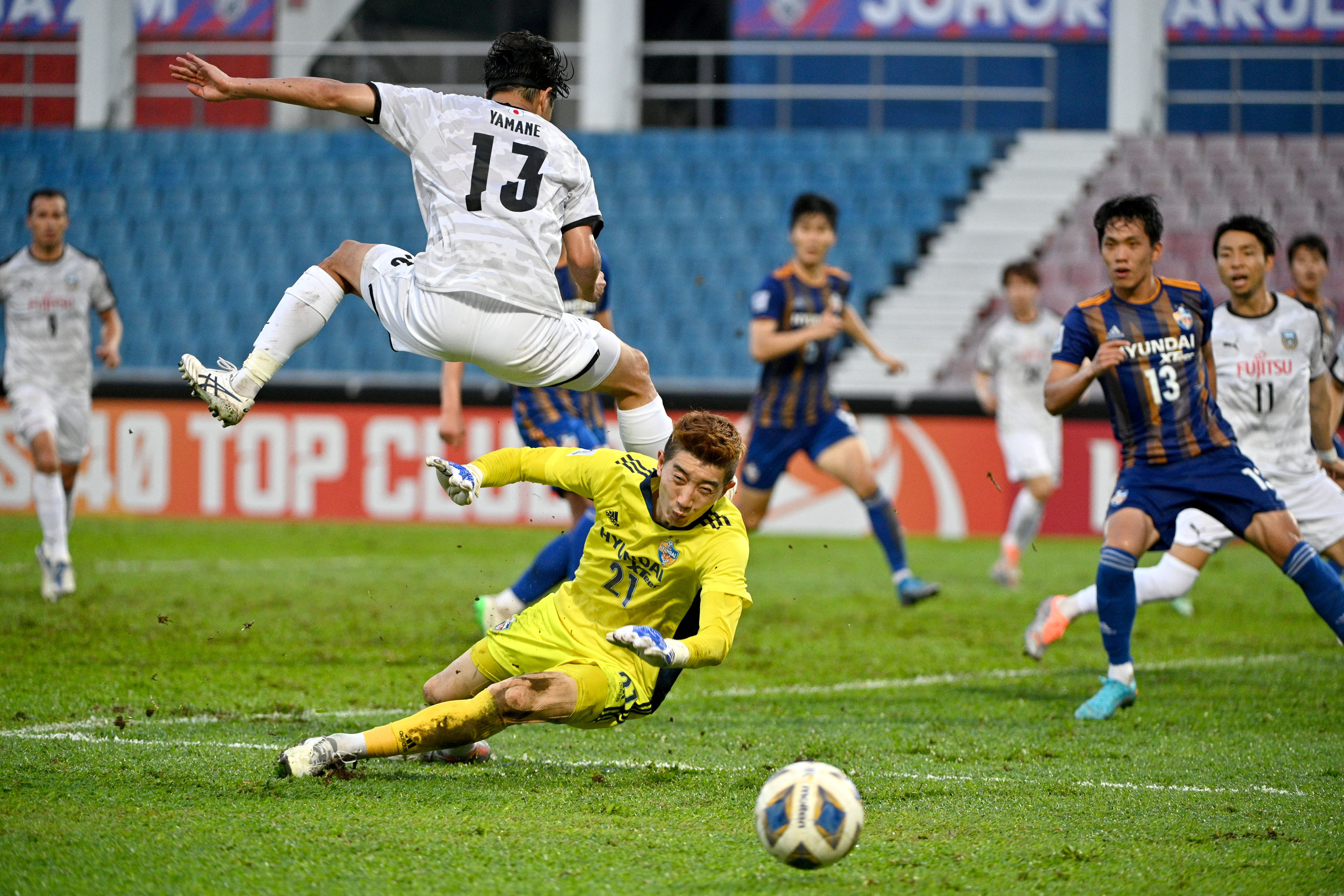Ulsan Hyundai goalkeeper Jo Hyeonwoo attempts to stop a cross during his side’s game against Kawasaki Frontale on April 27. Both sides have been eliminated from the AFC Champions League. Photo: Xinhua