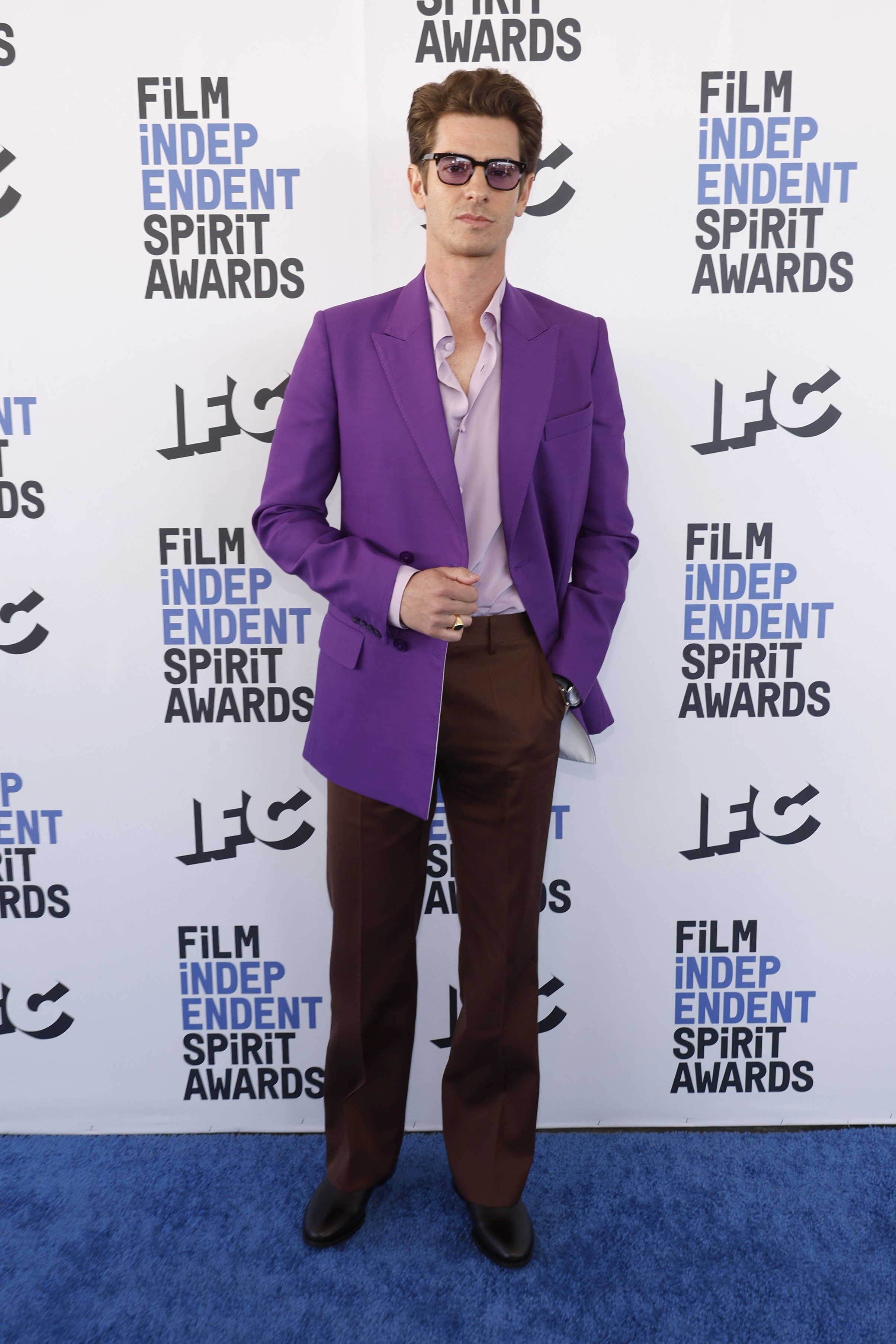 Hollywood actor Andrew Garfield rocked head-to-toe shades of purple for his red carpet appearance at the 2022 Film Independent Spirit Awards. Photo: Getty Images/AFP