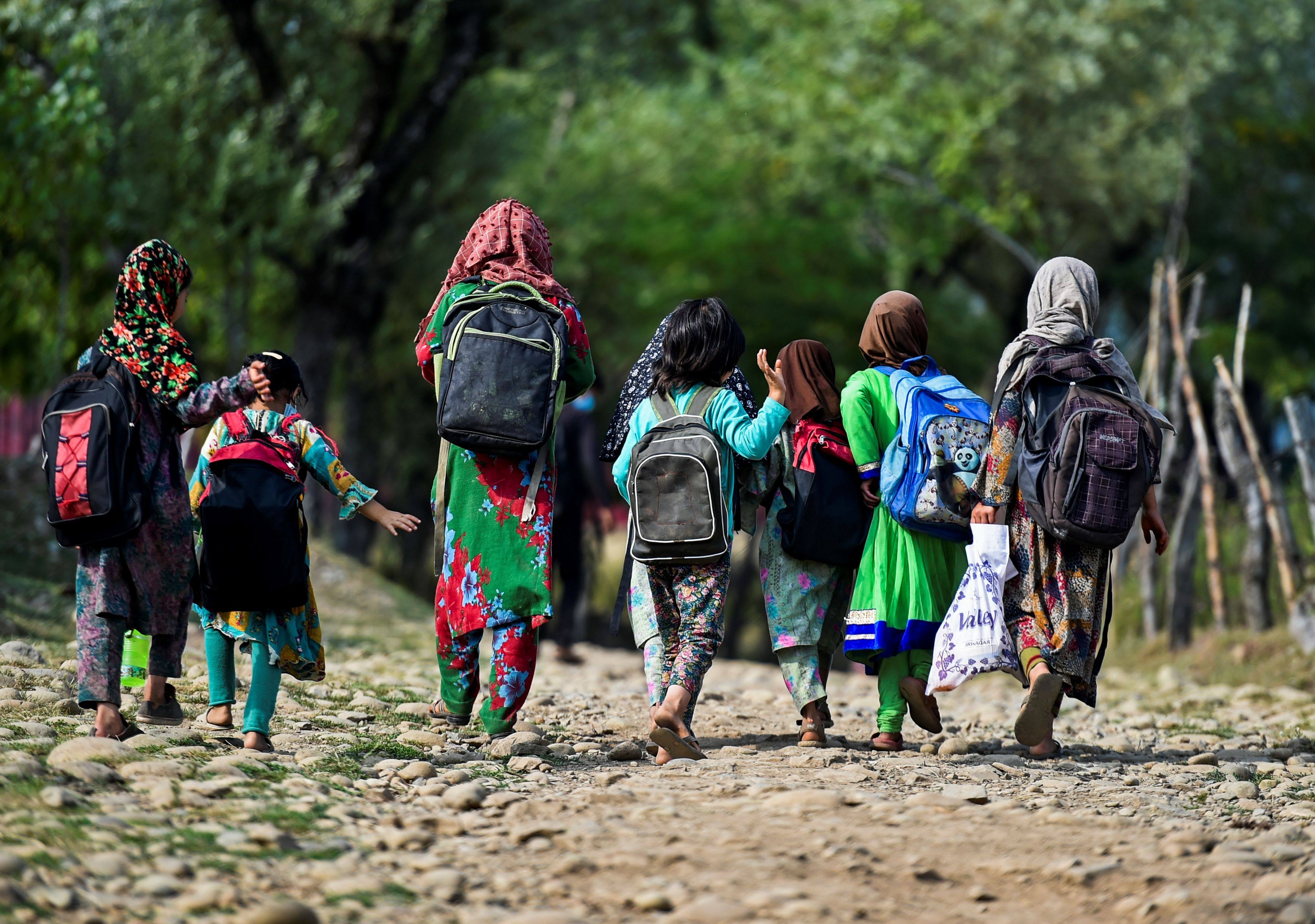 Pupils walk to their open-air school in Doodhpathri, in Indian-administered Kashmir, on July 28, 2020, during the coronavirus pandemic. Photo: AFP