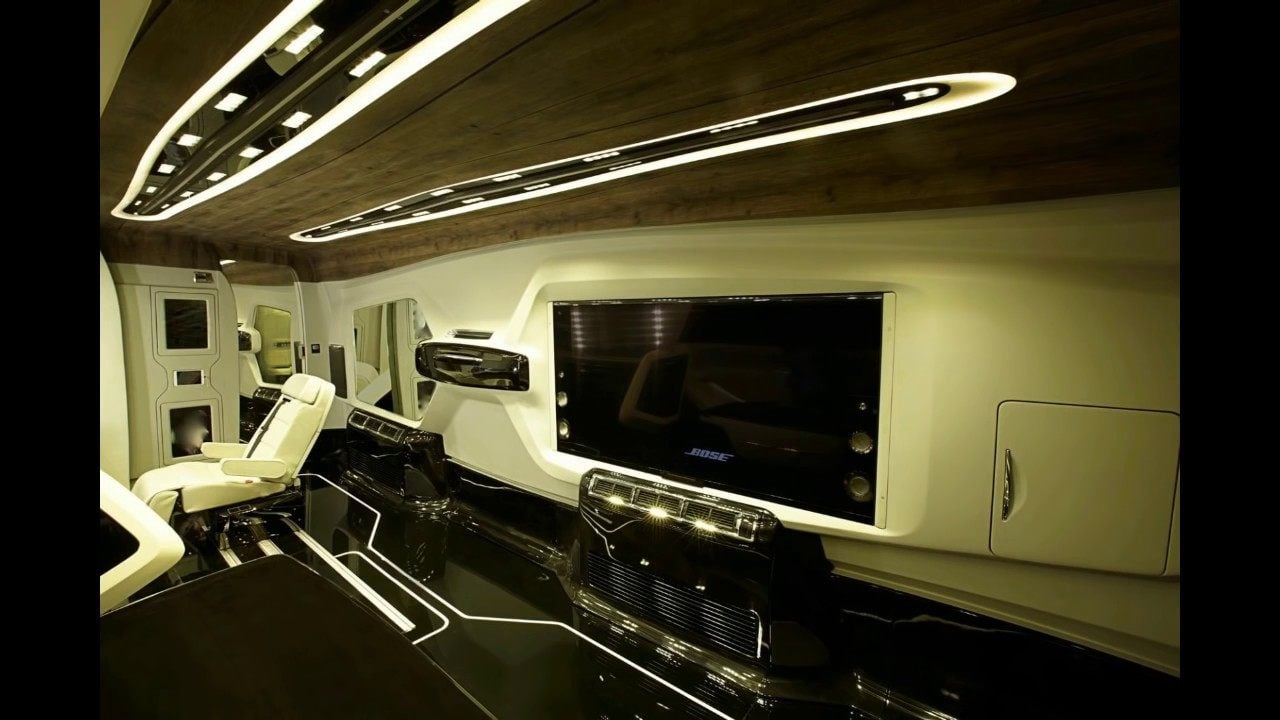 Shah Rukh Khan’s van was designed by car designer Dilip Chhabria. Photo: Mr. Track/Captured from Youtube