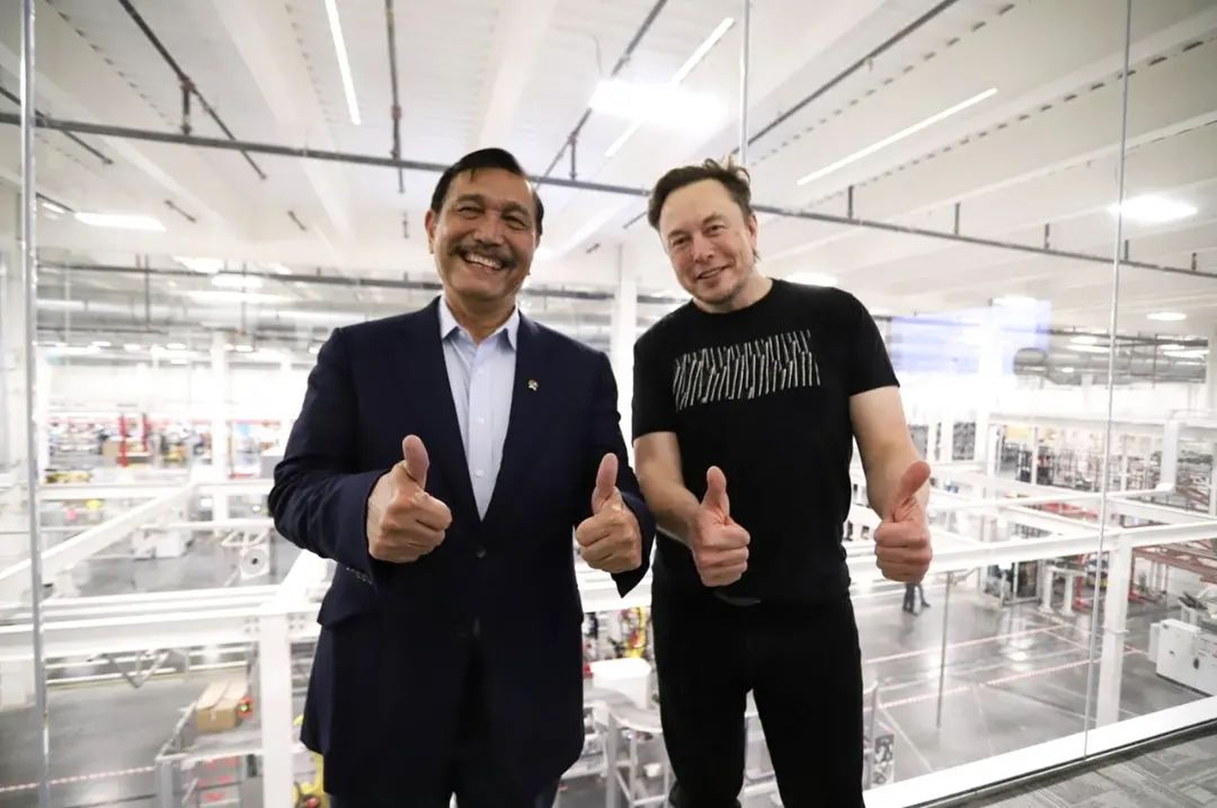 Indonesia’s minister of maritime and investment affairs Luhut Pandjaitan met with the world’s wealthiest man Elon Musk in Texas last week. Luhut offered Musk a pack of Indonesia’s beloved coffee candy kopiko, which got two thumbs up from the Space-X co-fournder. Photo: Instagram